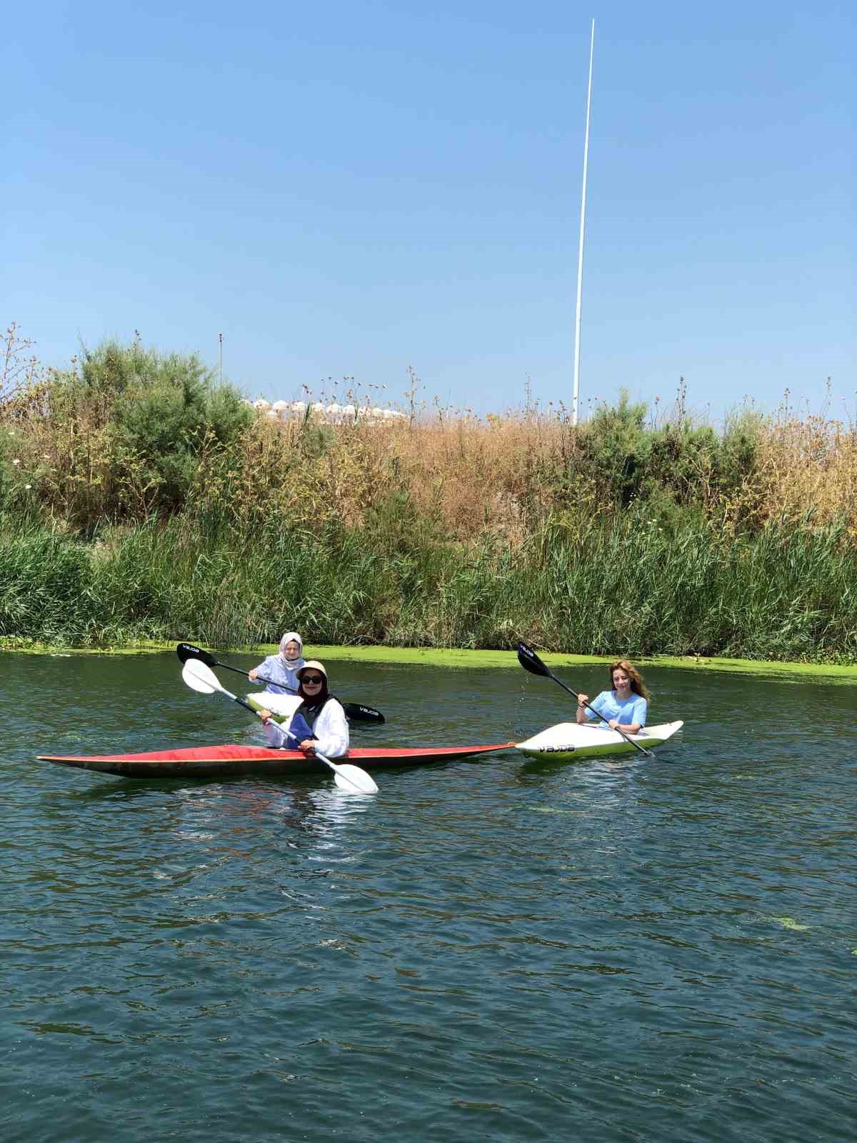 Gen&ccedil;ler, sahillerde kıyı temizliği yaptı
