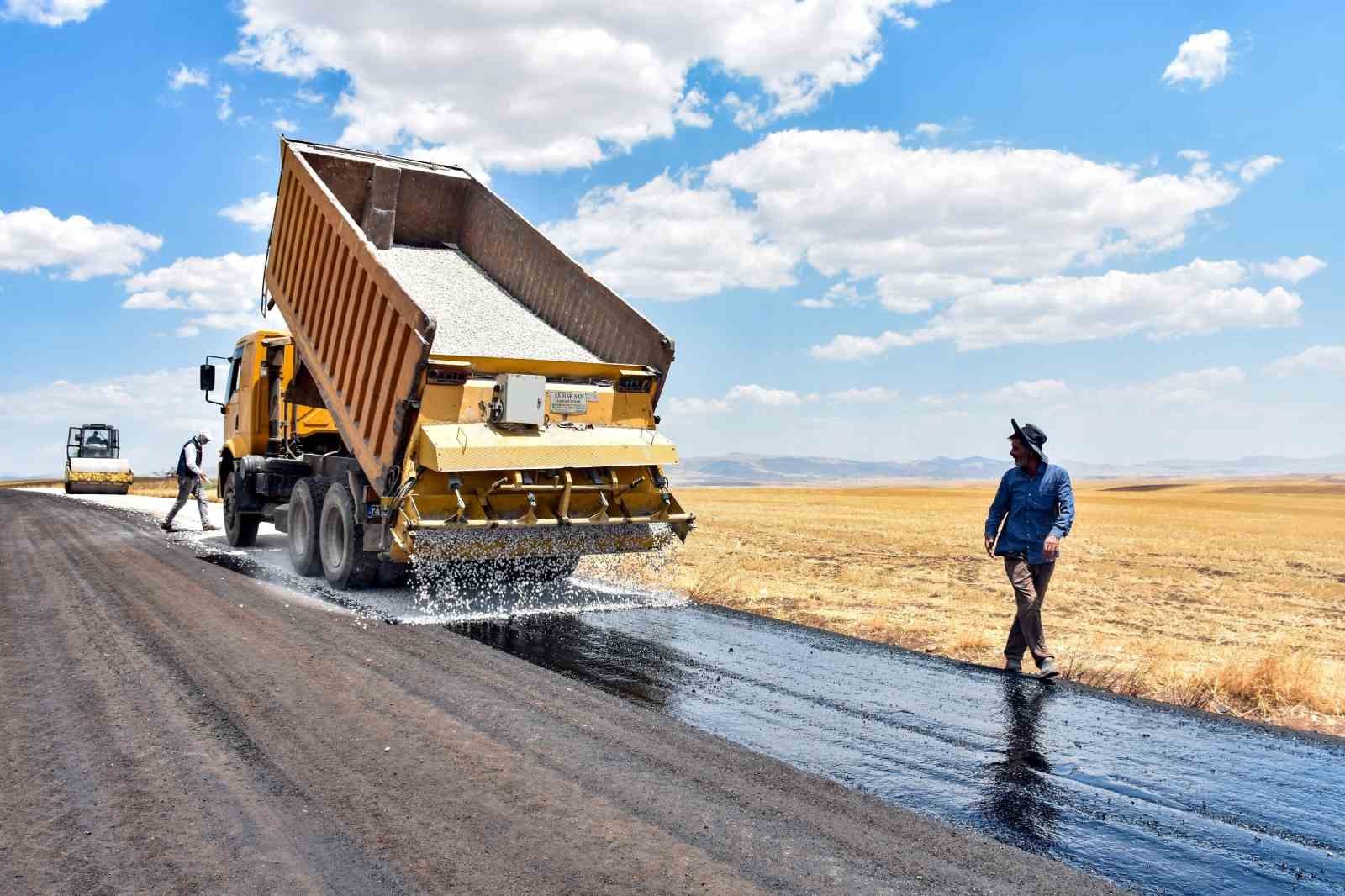 İki ilçeye bağlı 8 mahalle ve 11 mezra yolu asfaltlandı