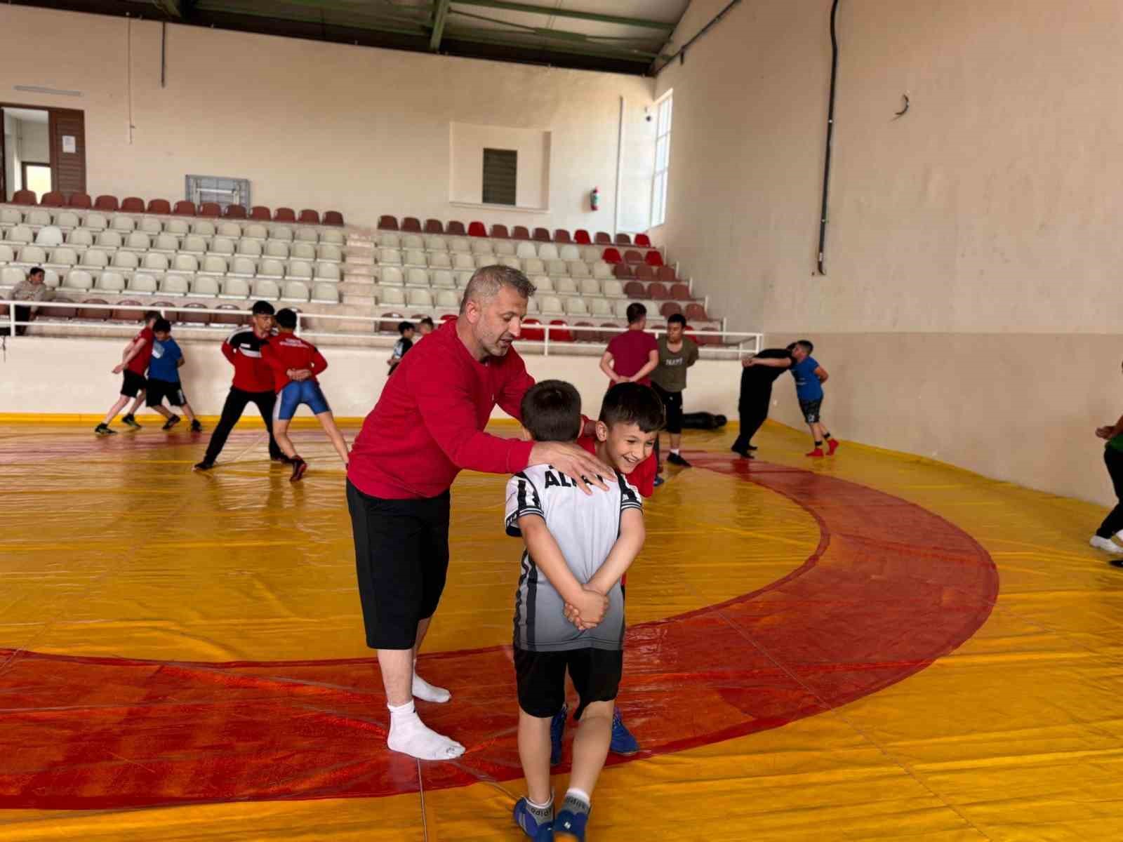 Söğüt’te güreş rüzgarı esti minik yiğitler minderde