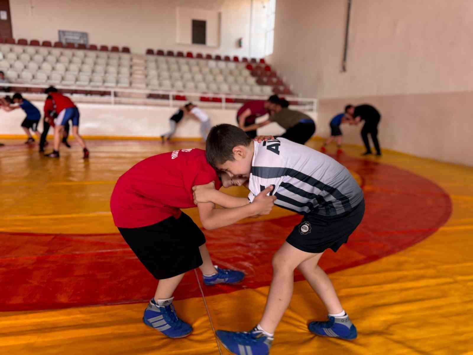 S&ouml;ğ&uuml;t&rsquo;te g&uuml;reş r&uuml;zgarı esti minik yiğitler minderde
