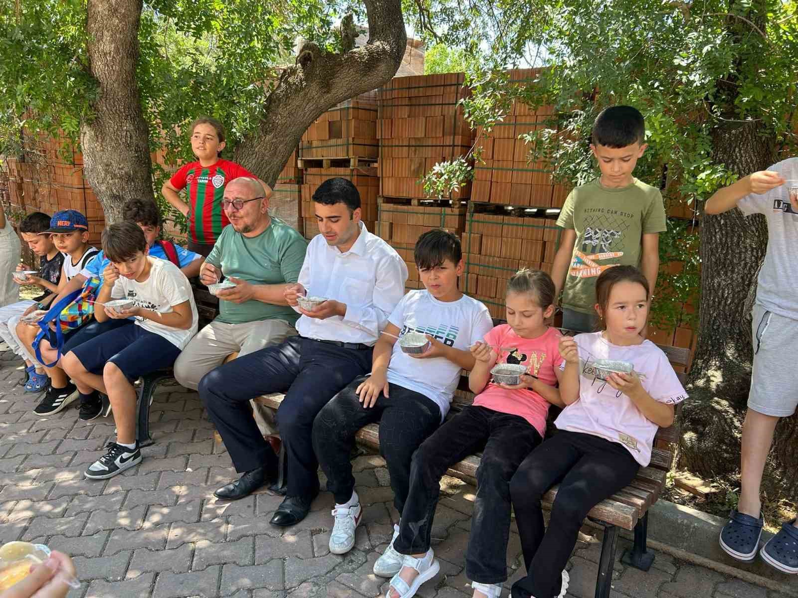 Yaz Kur&rsquo;an kursu &ouml;ğrencilerine aşure ikramı
