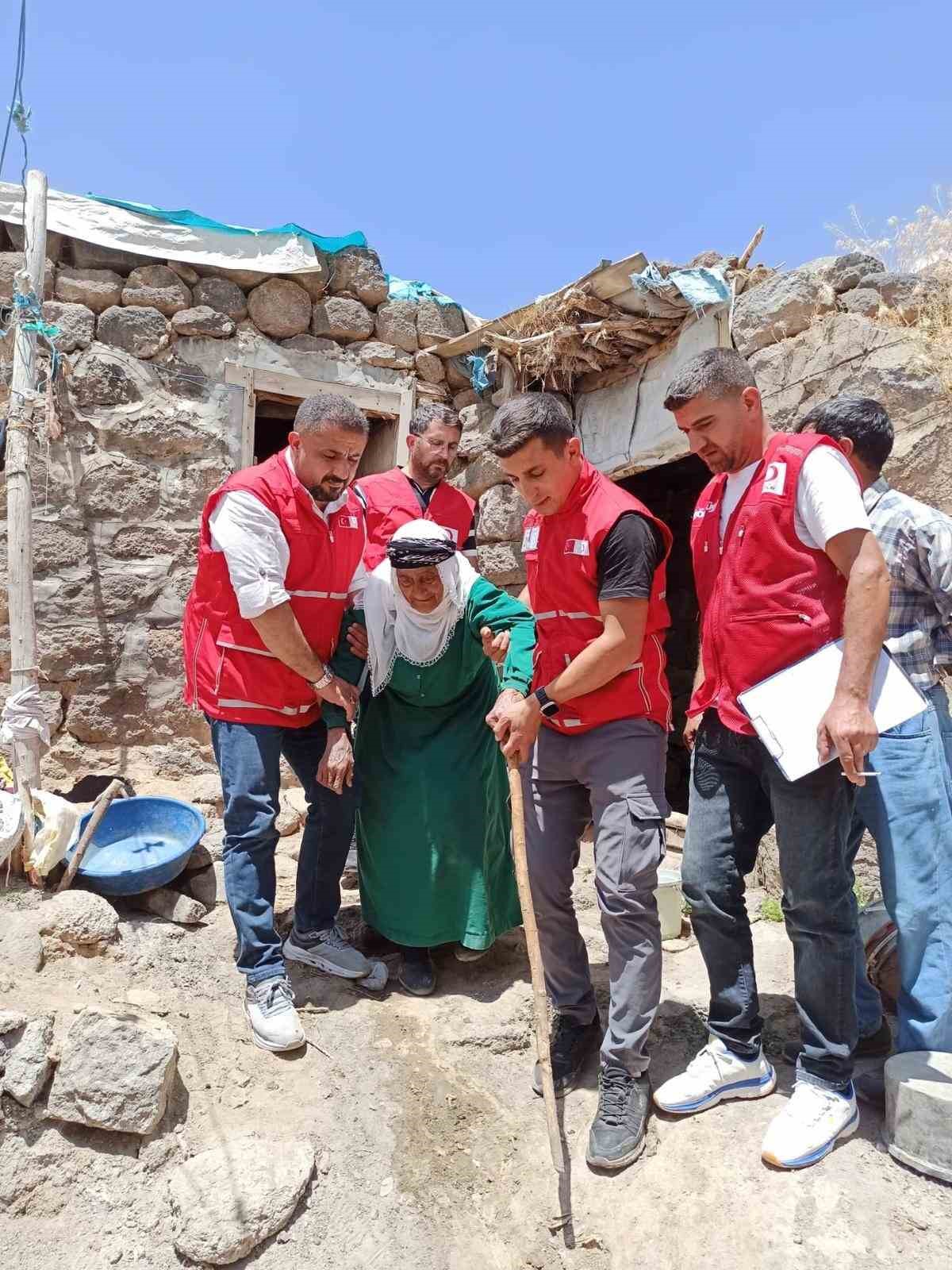 Patnos’ta 90 yaşındaki kadına Kızılay kucak açtı