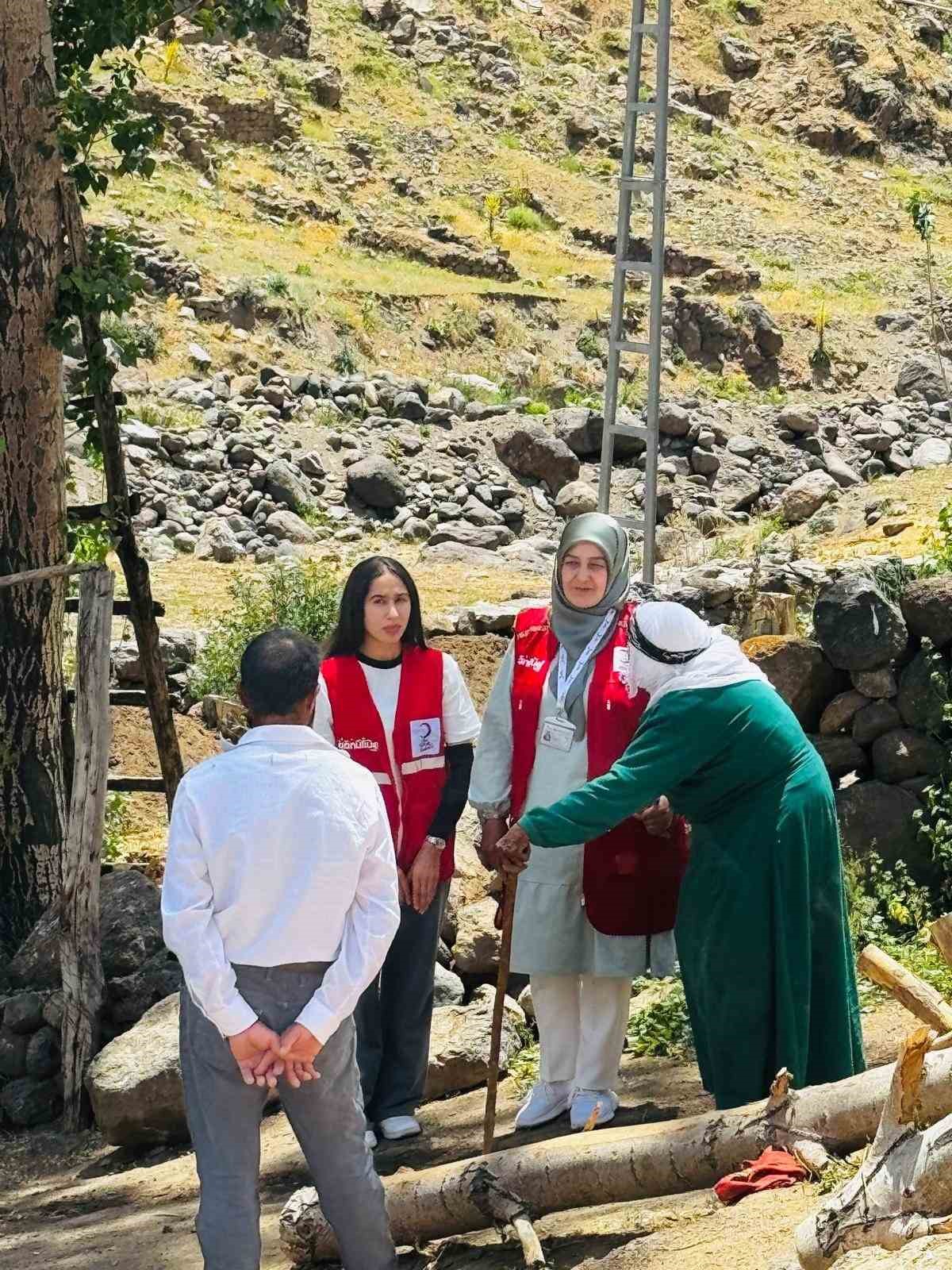 Patnos&rsquo;ta 90 yaşındaki kadına Kızılay kucak a&ccedil;tı
