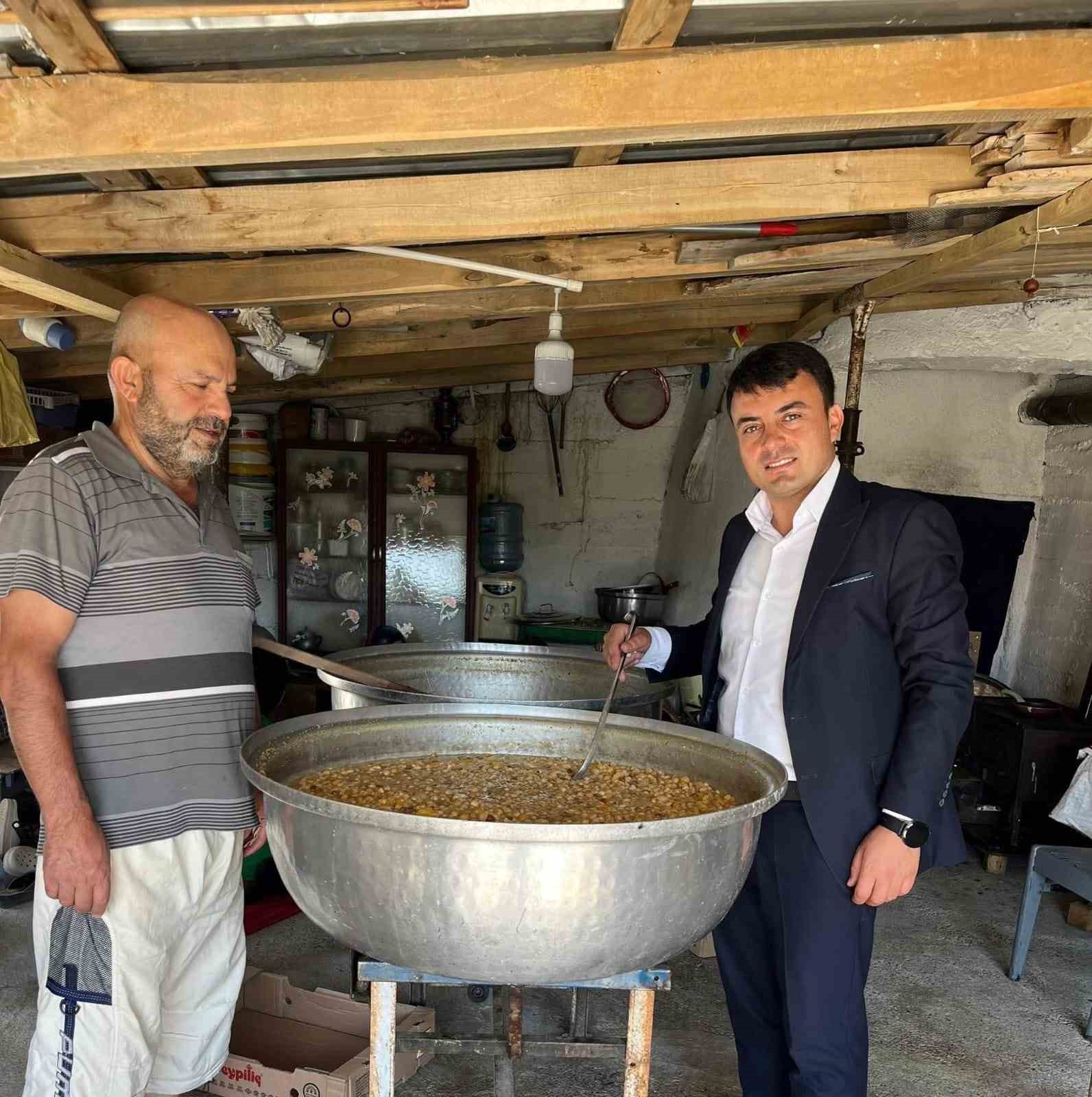 &Ouml;z&uuml;kavak beldesinde aşure ikramı yapıldı
