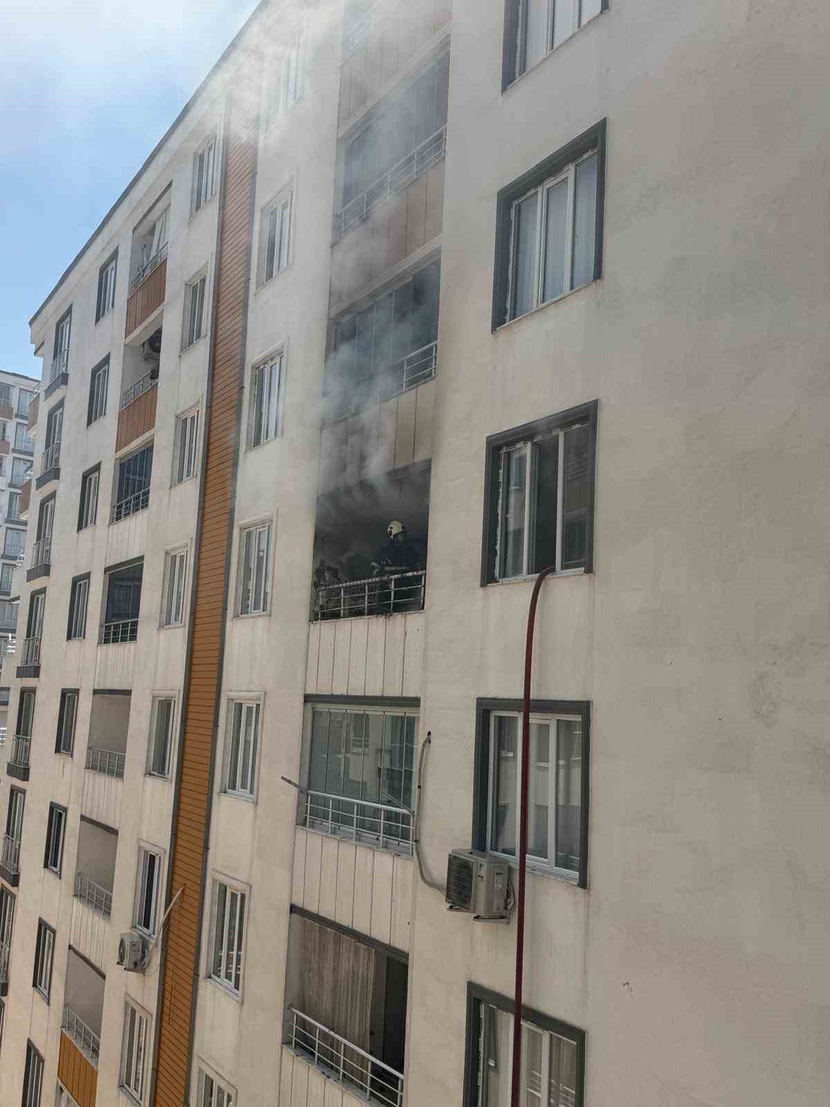 Batman&rsquo;da apartmanda yangın paniği
