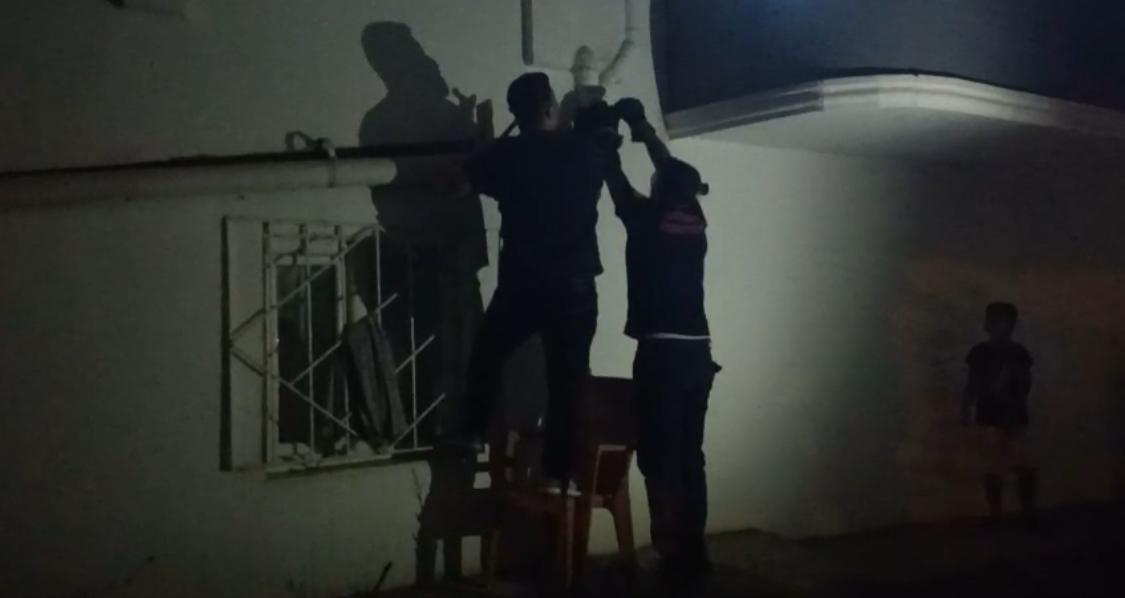 Batman&rsquo;da lavabo borusuna sıkışan kediyi itfaiye kurtardı
