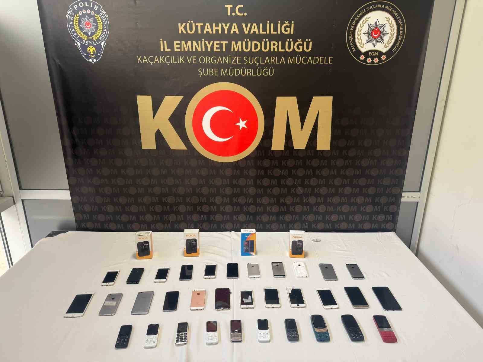 Kütahya’da 37 adet gümrük kaçağı cep telefonu ele geçirildi