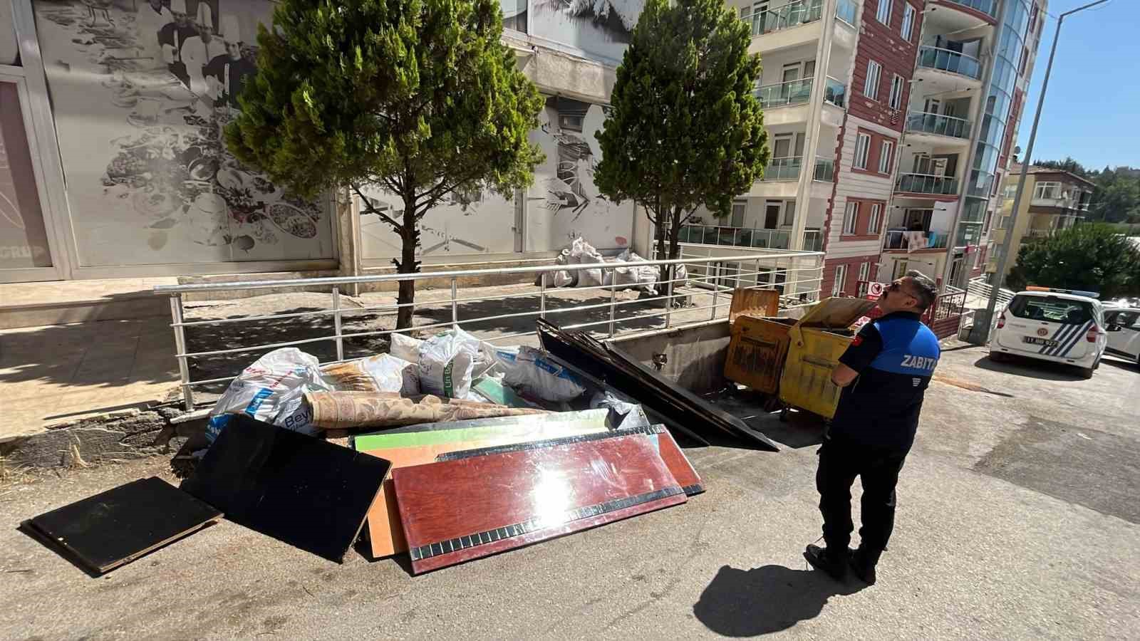 Zabıta çevreye hurda ve mobilya eşyası atan kişiyi suçüstü yakaladı, bir de üstüne seyyar kavun karpuz satıcısı çıktı