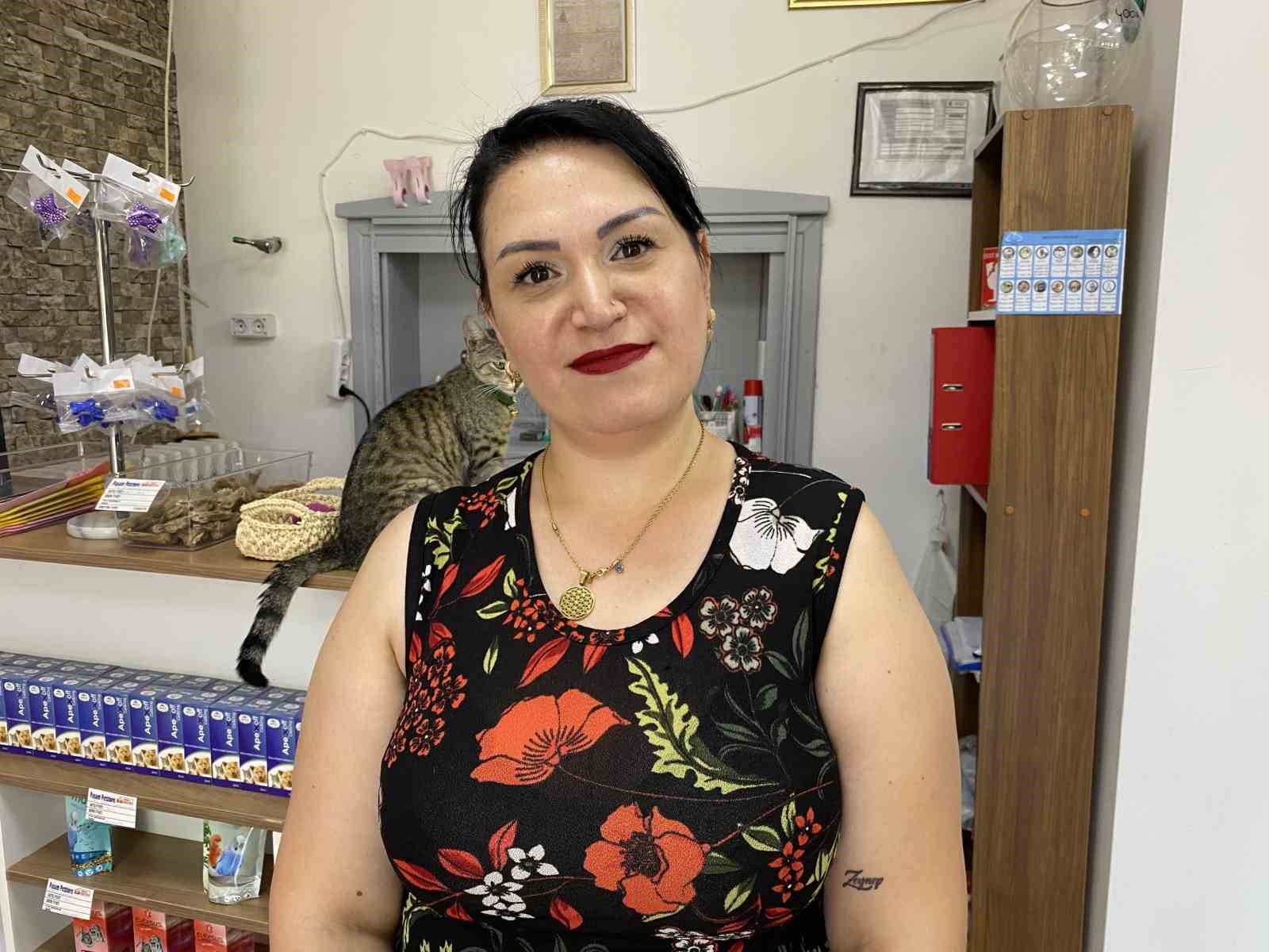 Pazarcıların kaldırıma park ettiği kamyonlar nedeniyle bah&ccedil;e duvarı yıkıldı
