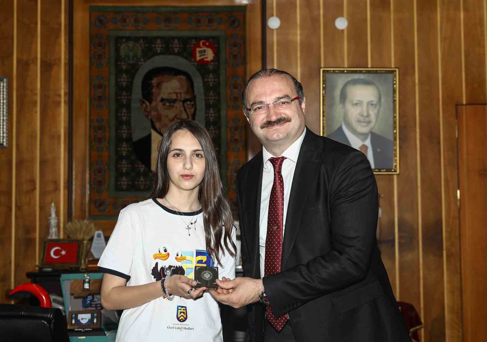 LGS başarısı vakıf okullarında hayat buluyor
