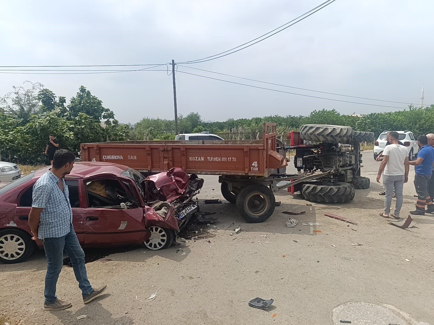 Otomobille &ccedil;arpışan trakt&ouml;r devrildi: 2 yaralı
