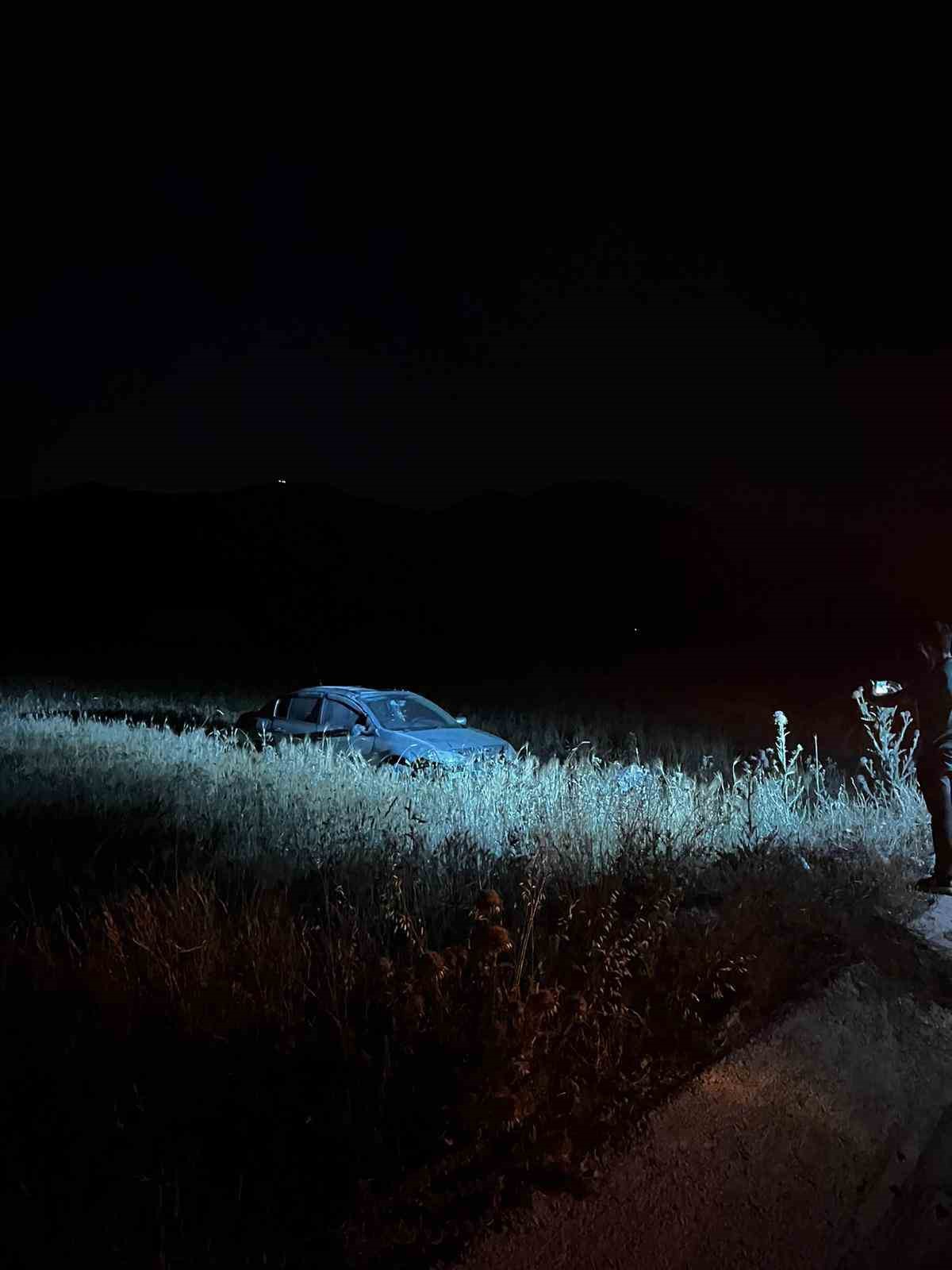 Burdur&rsquo;da otomobil tarlaya u&ccedil;tu: 2 yaralı
