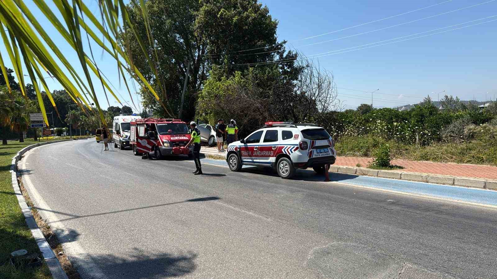 Kaldırıma &ccedil;ıkıp asılı kalan otomobildekiler kazayı burnu bile kanamadan atlattı
