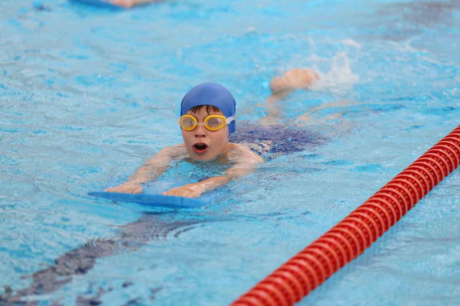 Büyükşehir Yaz Okulları’nda minik yüzücülerin sertifika heyecanı