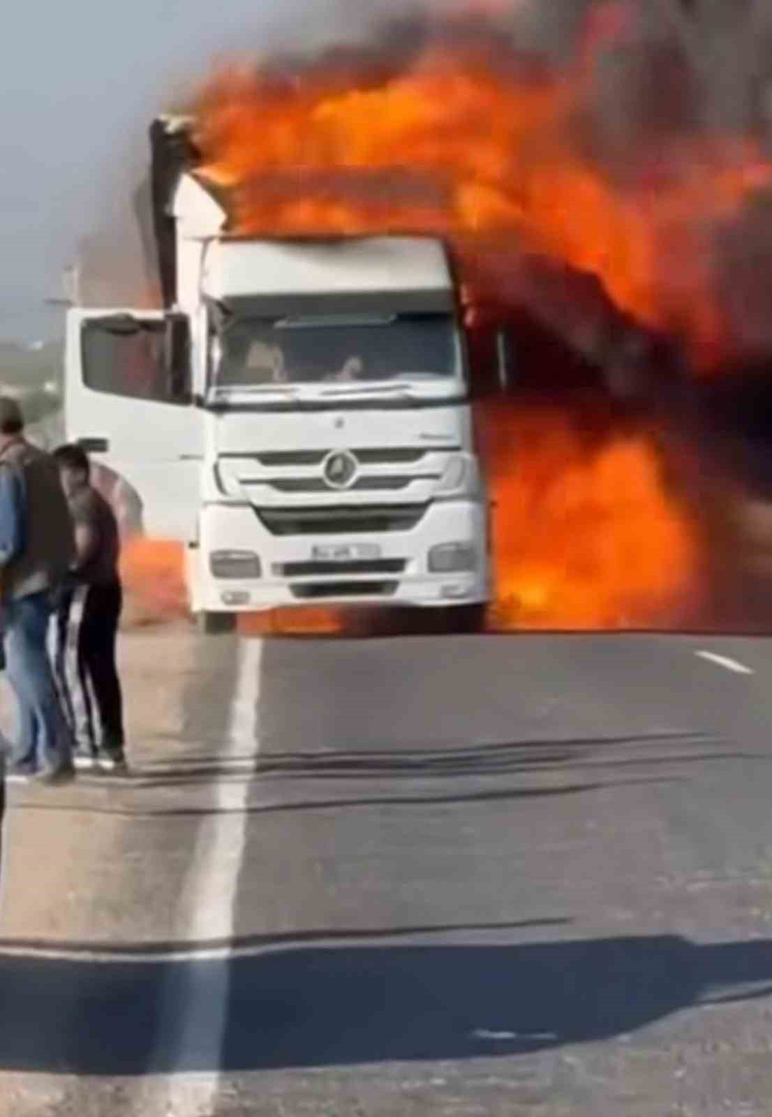 Şanlıurfa’da alev alan tır kullanılamaz hale geldi