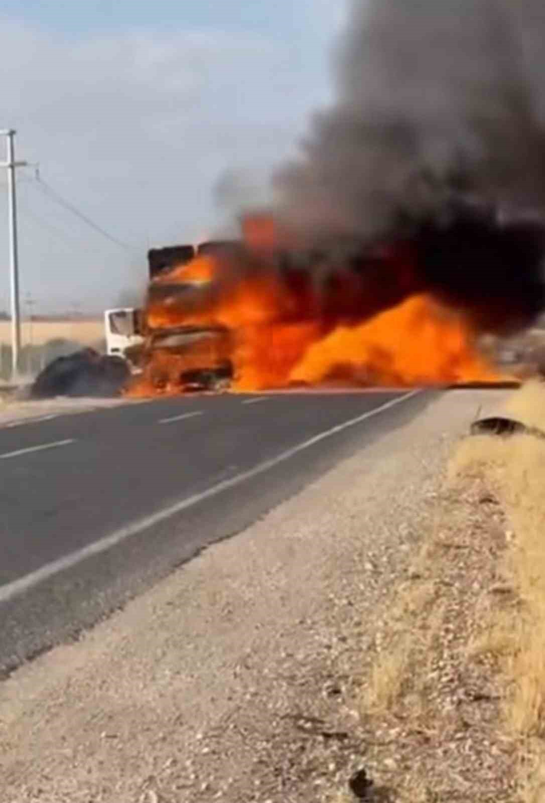 Şanlıurfa’da alev alan tır kullanılamaz hale geldi