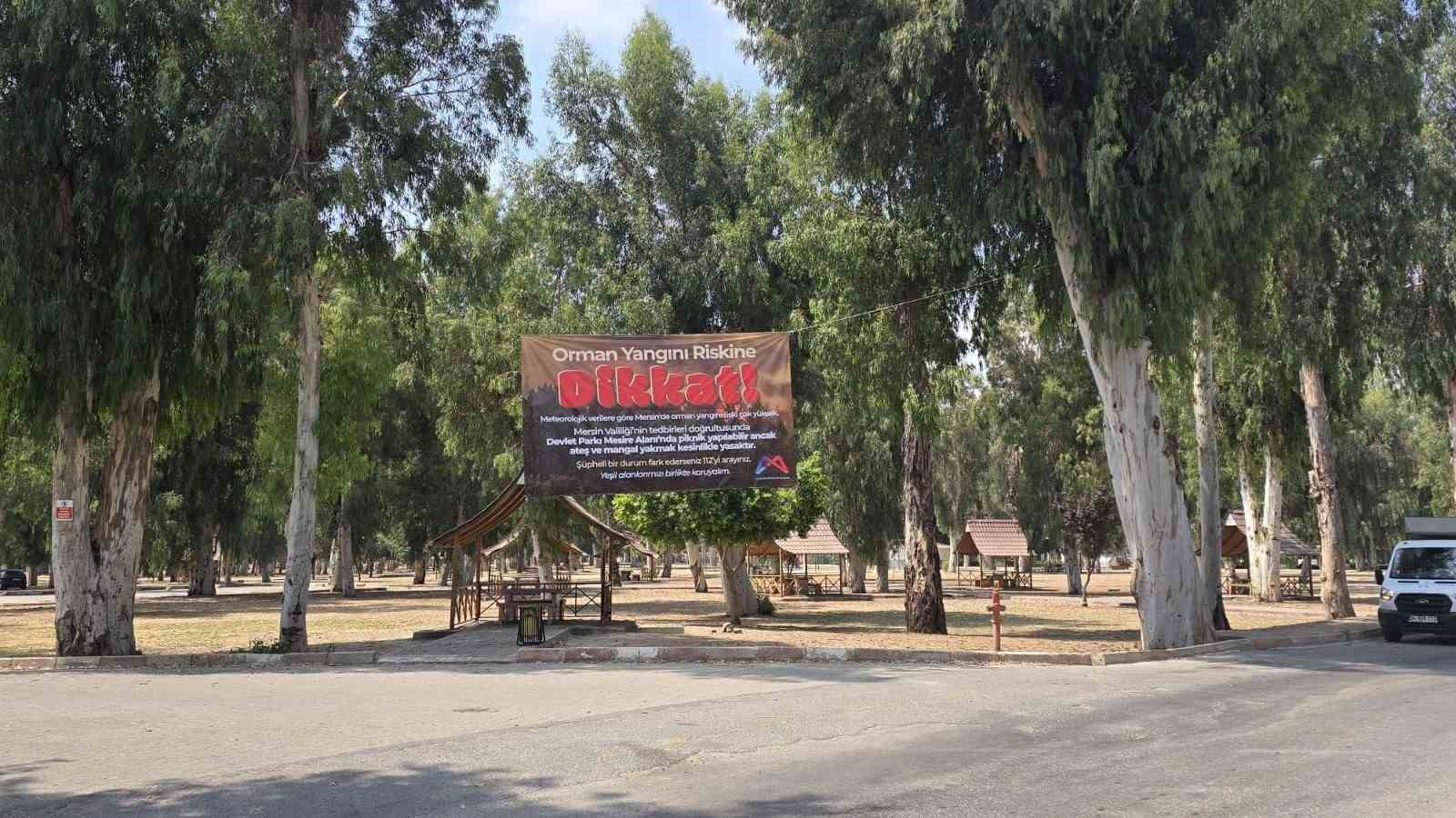 Mersin B&uuml;y&uuml;kşehir Belediyesinden orman yangınlarına afişli uyarı
