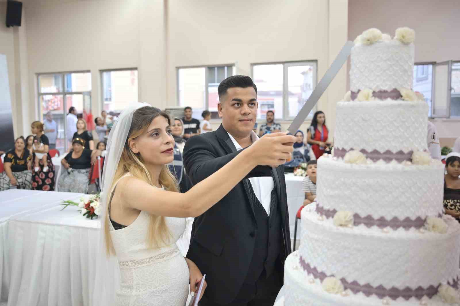 Esenyurt&rsquo;ta Roman &ccedil;iftlere d&uuml;ğ&uuml;n havasında toplu nikah t&ouml;reni
