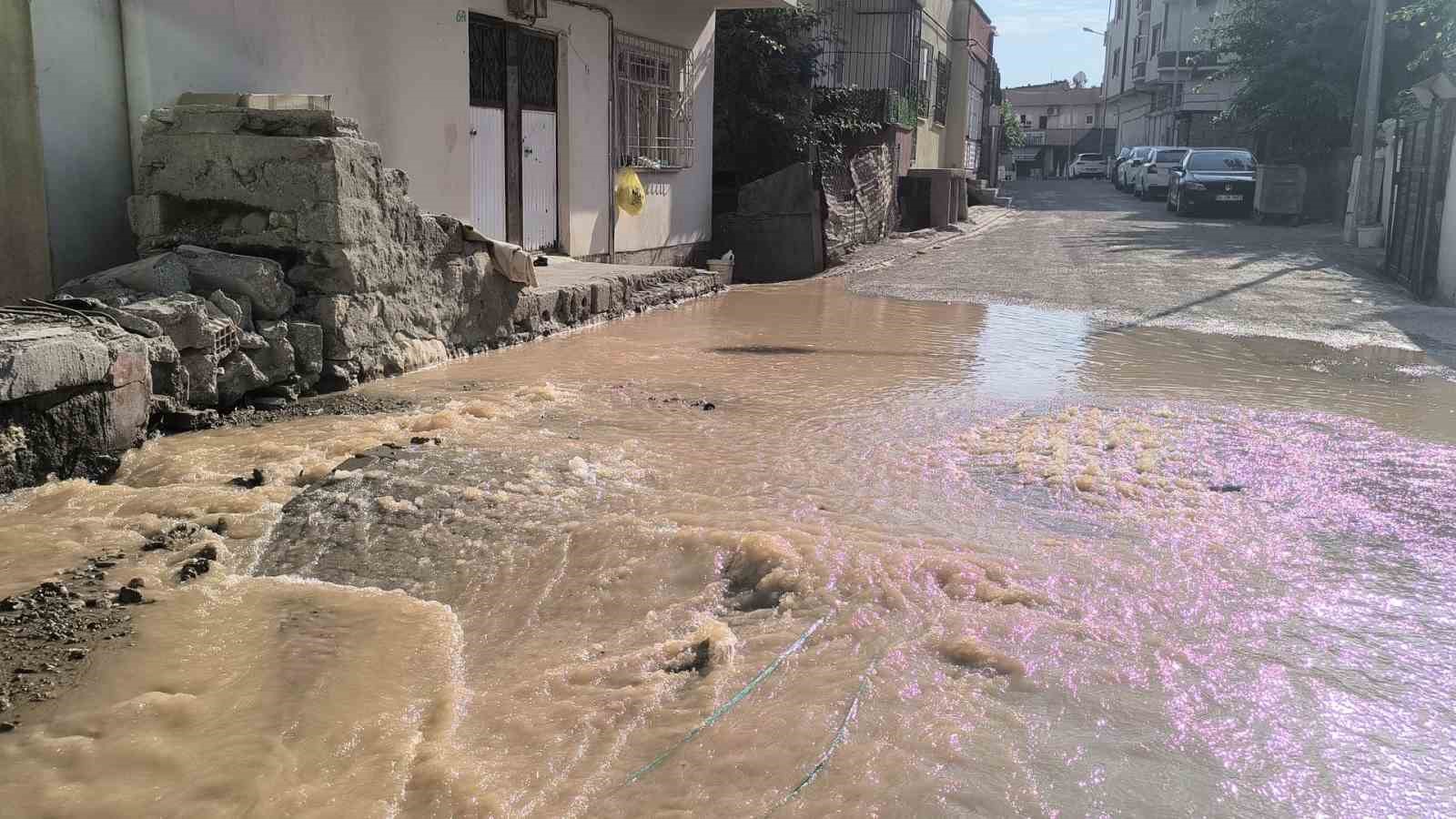 Kurtalan’da içme suyu hattı patladı, çarşı merkezi sular altında kaldı