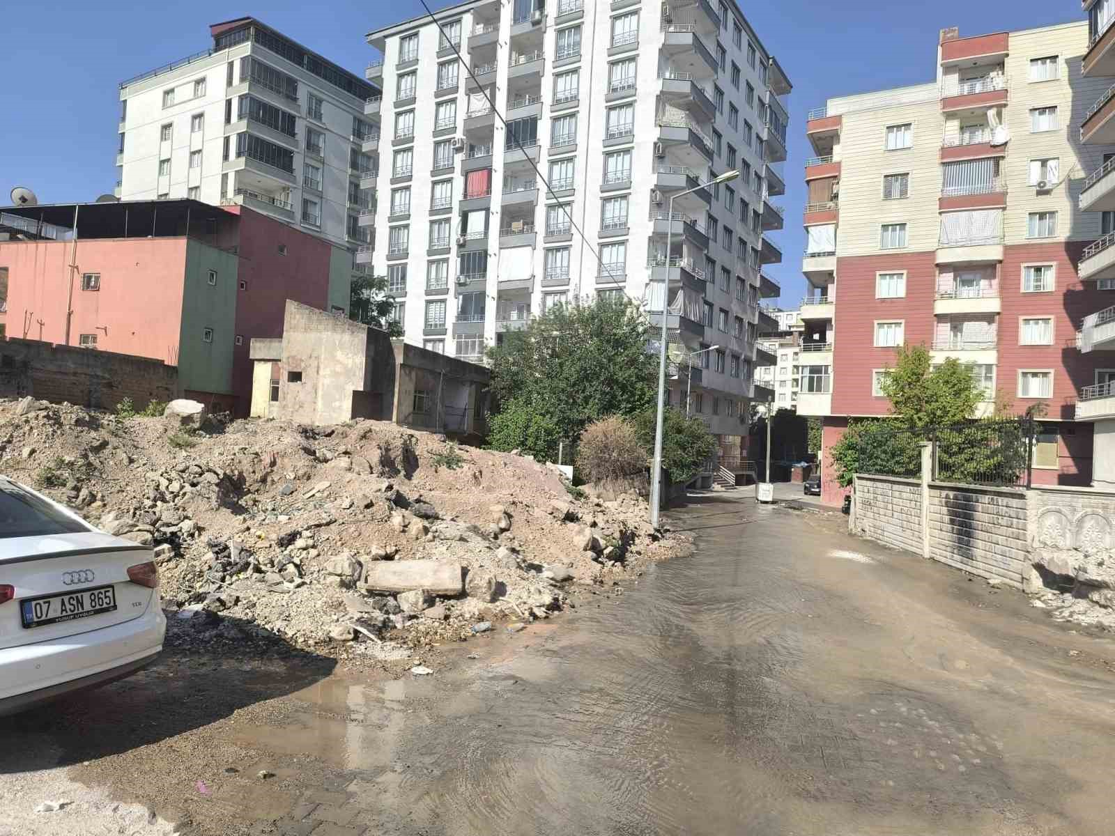 Kurtalan&rsquo;da i&ccedil;me suyu hattı patladı, &ccedil;arşı merkezi sular altında kaldı
