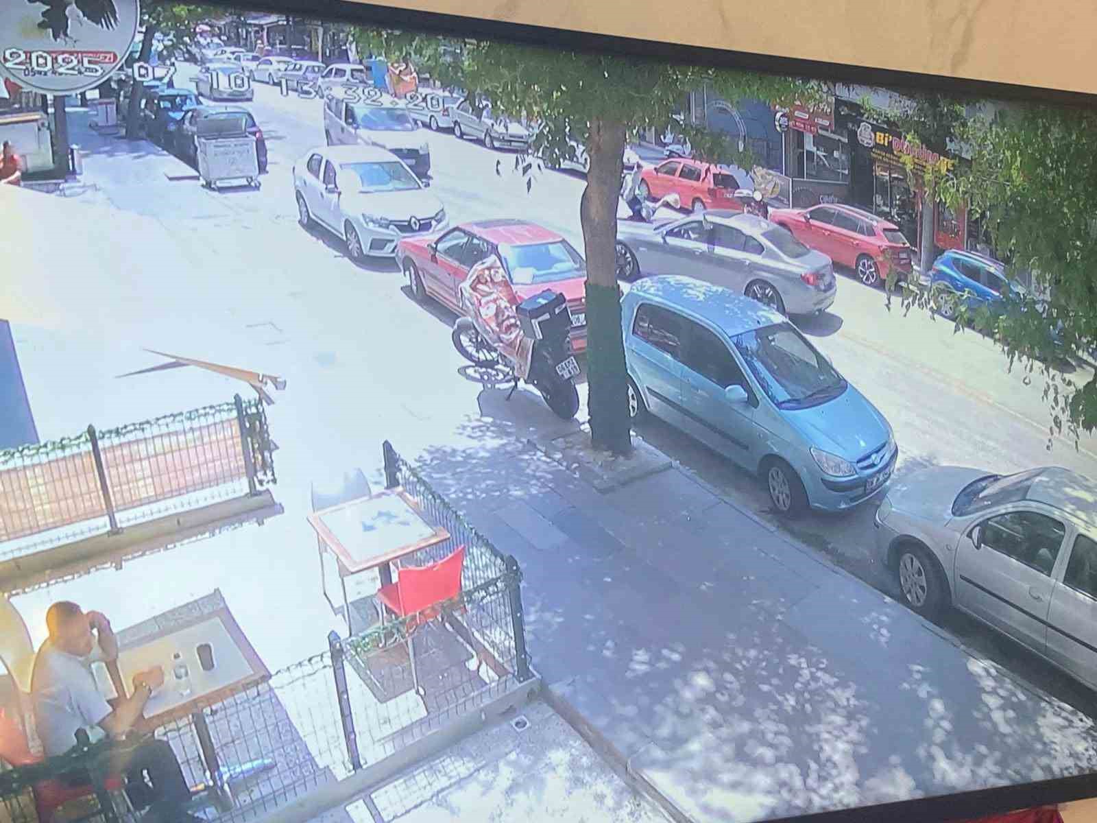 Otomobilin &ccedil;arptığı yaya havada takla attı
