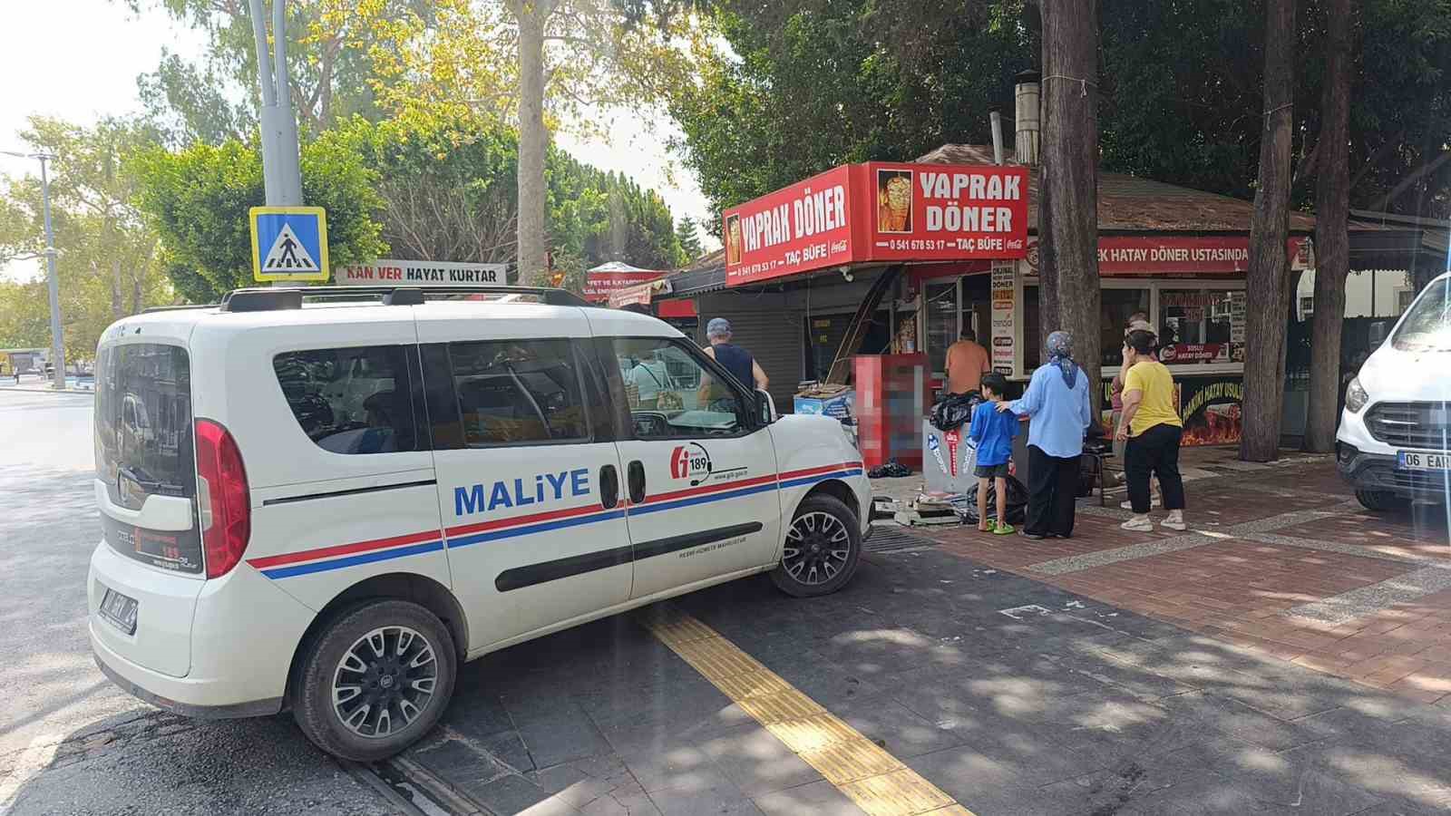 Antalya’da yanan büfe küle döndü