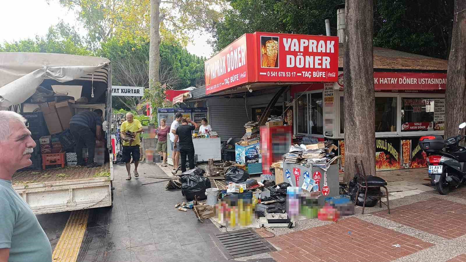 Antalya&rsquo;da yanan b&uuml;fe k&uuml;le d&ouml;nd&uuml;
