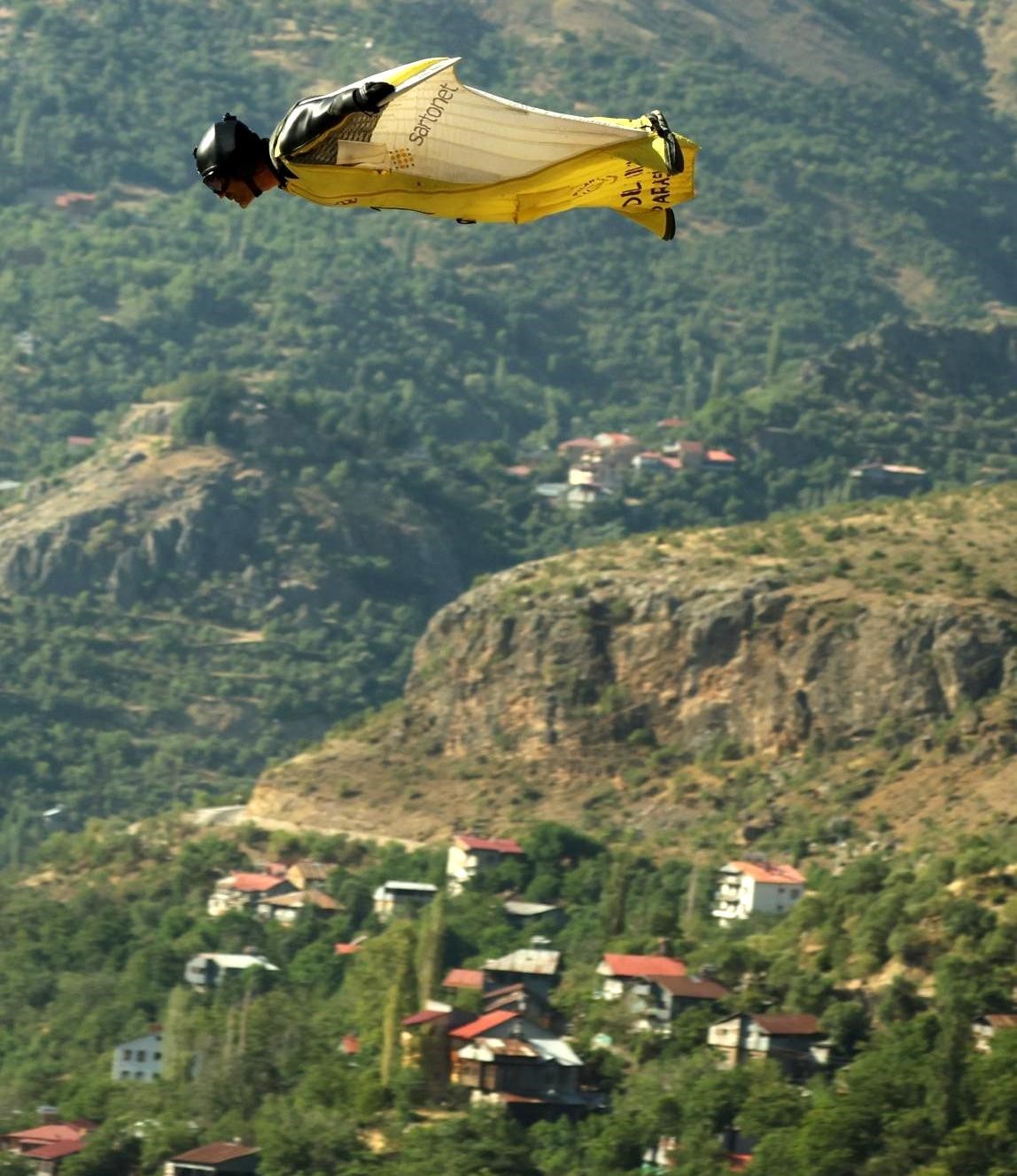 Erzincan&rsquo;da yarasa kanat atlayışları nefes kesti
