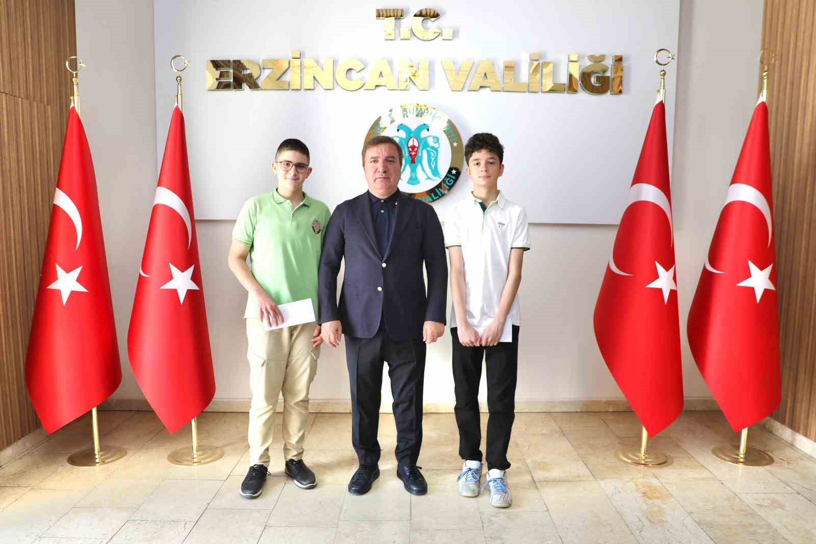 LGS&rsquo;de 500 tam puan alan &ouml;ğrenci ve aileleri Vali Aydoğdu&rsquo;yu ziyaret etti
