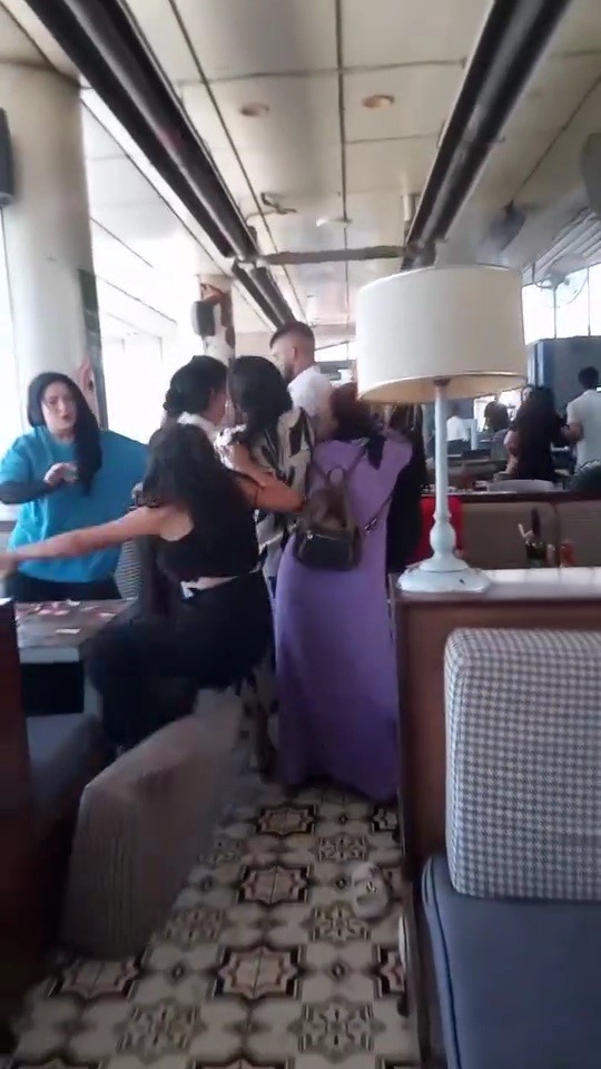 Kadınların kavgasında bardaklar havada uçuştu