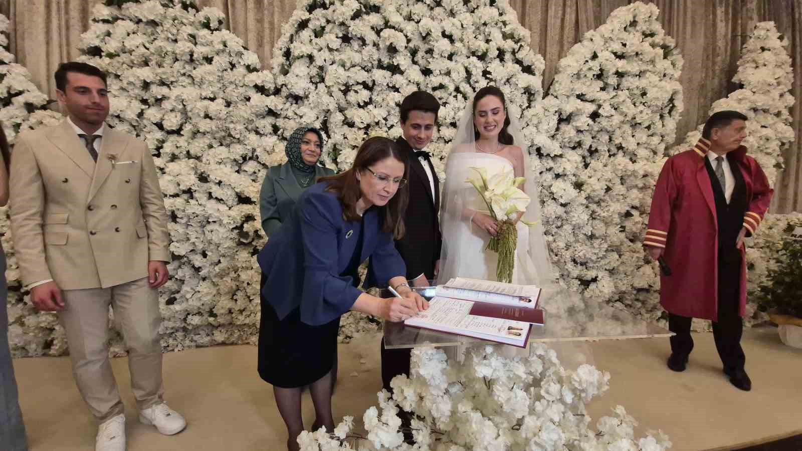 Adalet Bakanı’nın eşi nikah şahidi oldu