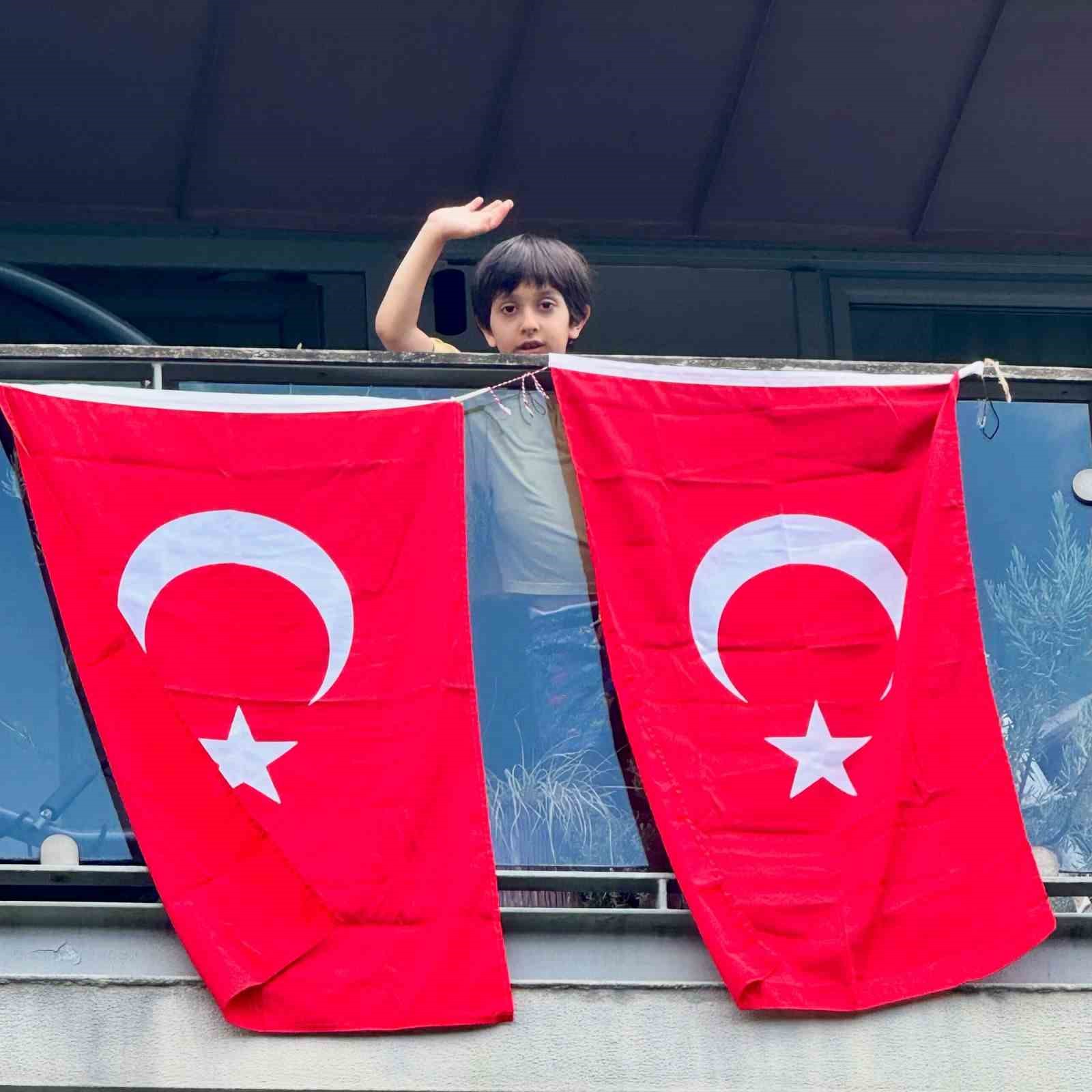 Cumhurbaşkanı Erdoğan’ın bayrak çağrısına İstanbul’dan yanıt