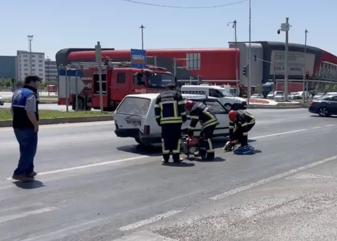 &Ccedil;orum&rsquo;da iki otomobil &ccedil;arpıştı: 3 yaralı
