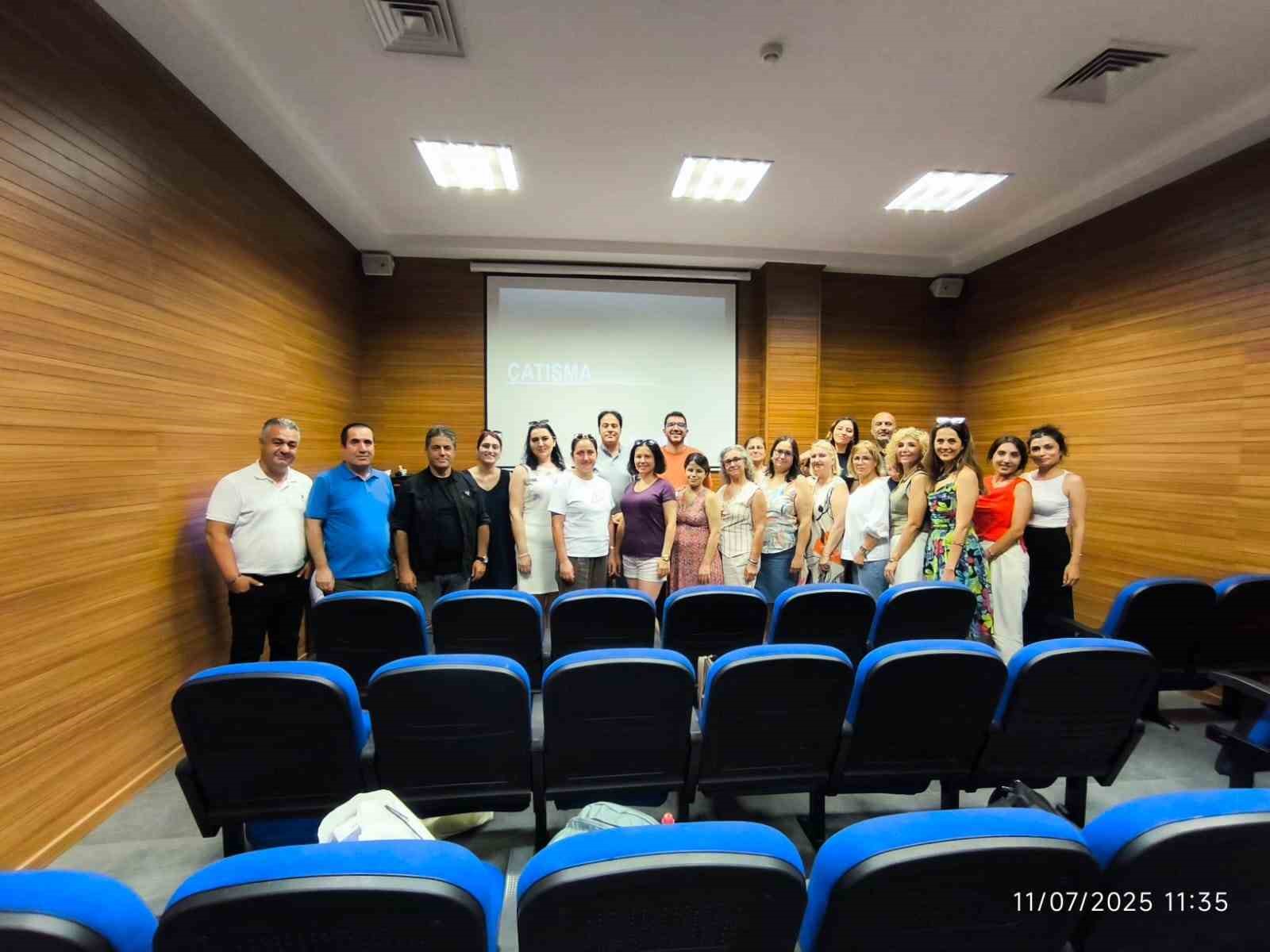 İzmir’de eğitim çalışanlarına ’İletişim ve Stres Yönetimi’ kursu