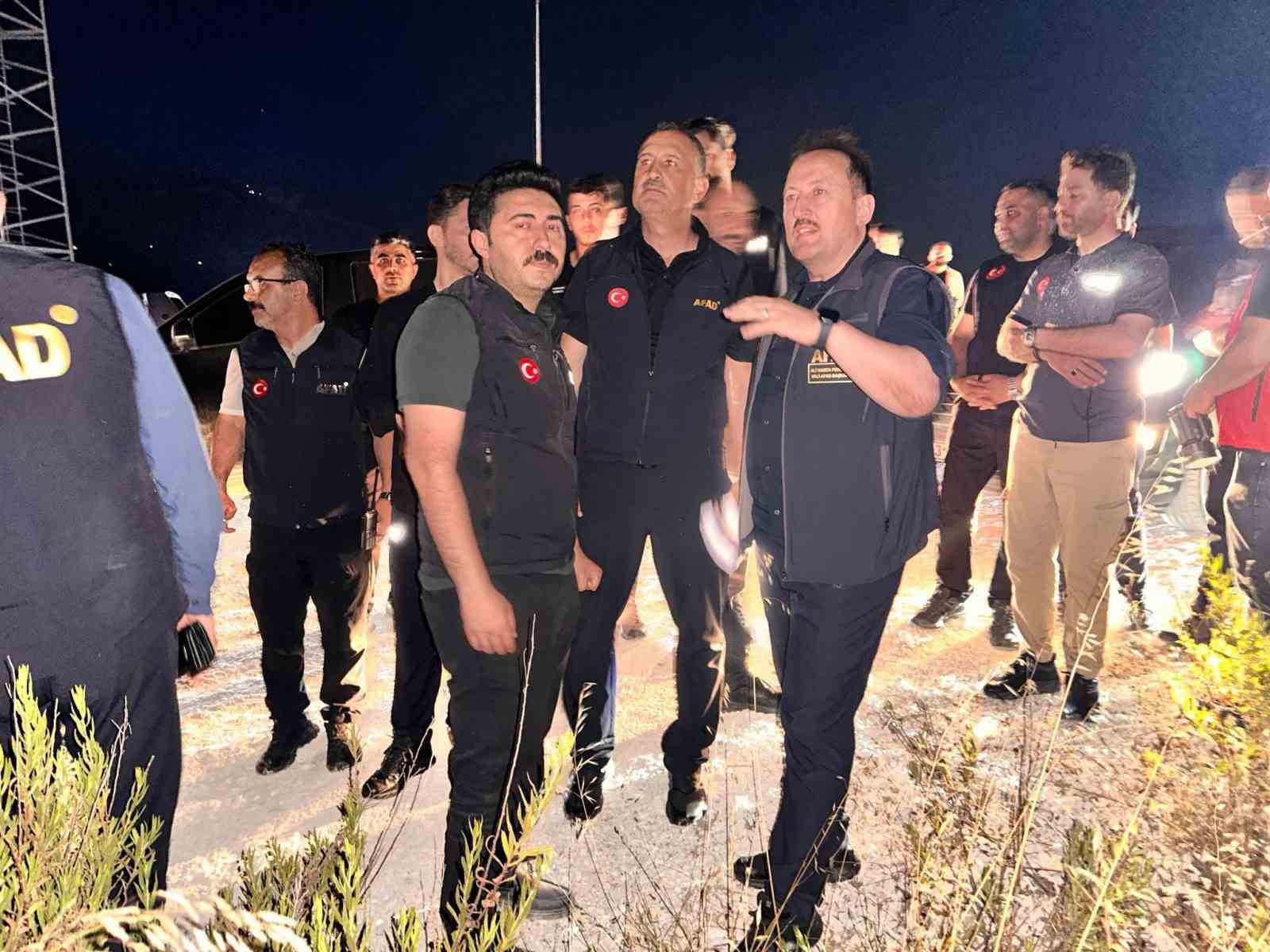 AFAD: "(Hatay Yayladağı) Yangınlara; 734 personel, 7 u&ccedil;ak, 14 helikopter, 215 ara&ccedil; ile m&uuml;dahale edilmektedir"
