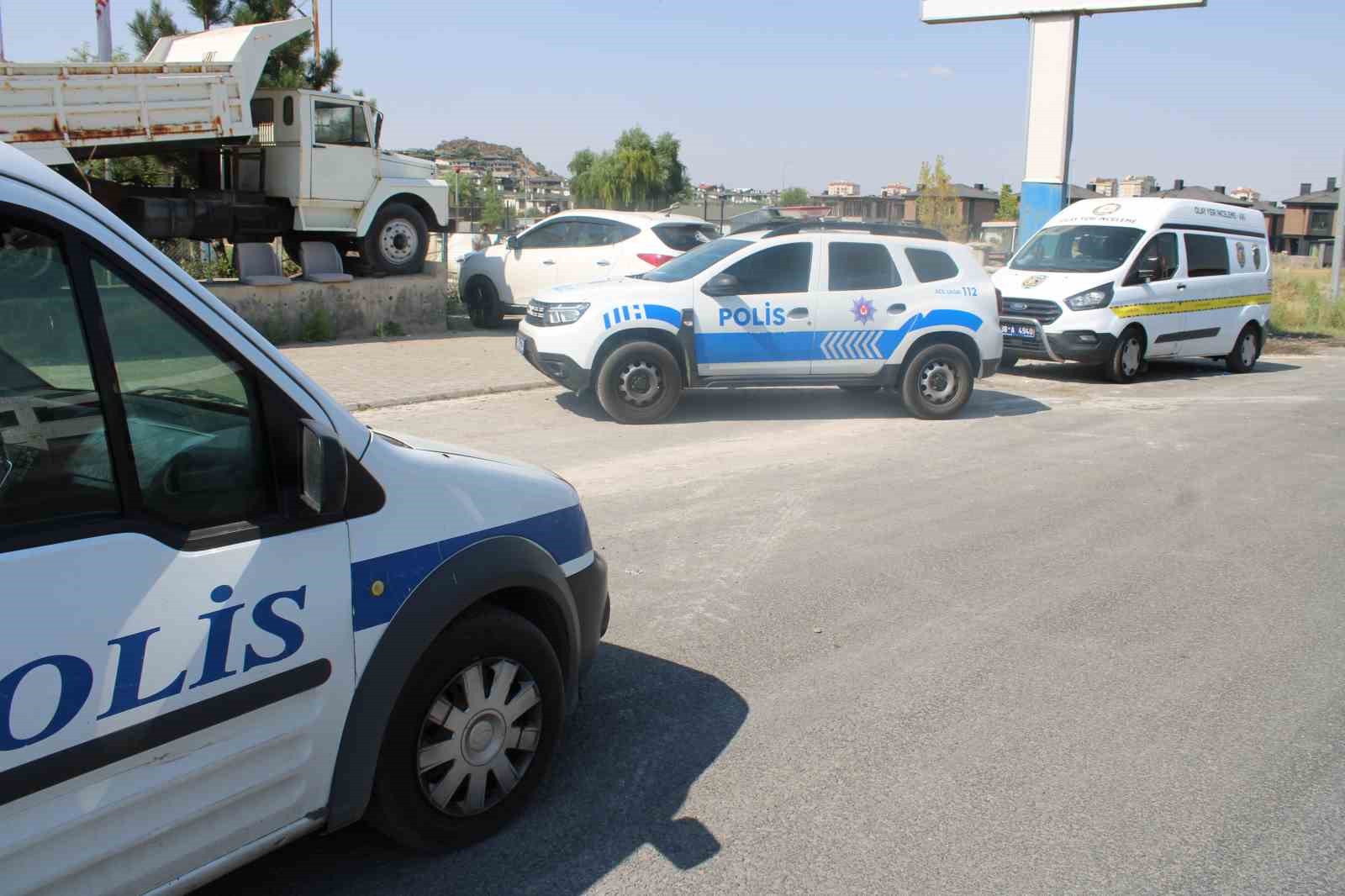 Foseptik inşaatında &uuml;zerine taş d&uuml;şen iş&ccedil;i yaralandı
