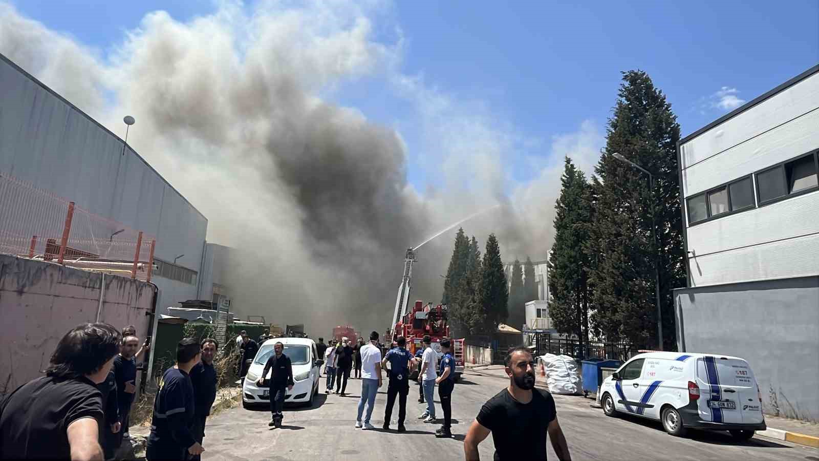 Plastik varil fabrikasında korkutan yangın