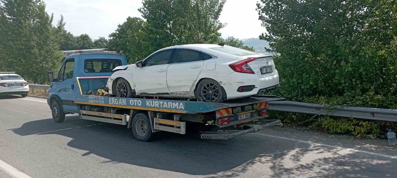 Kontrolden çıkan araç bariyere çarptı: 2’si çocuk 4 yaralı