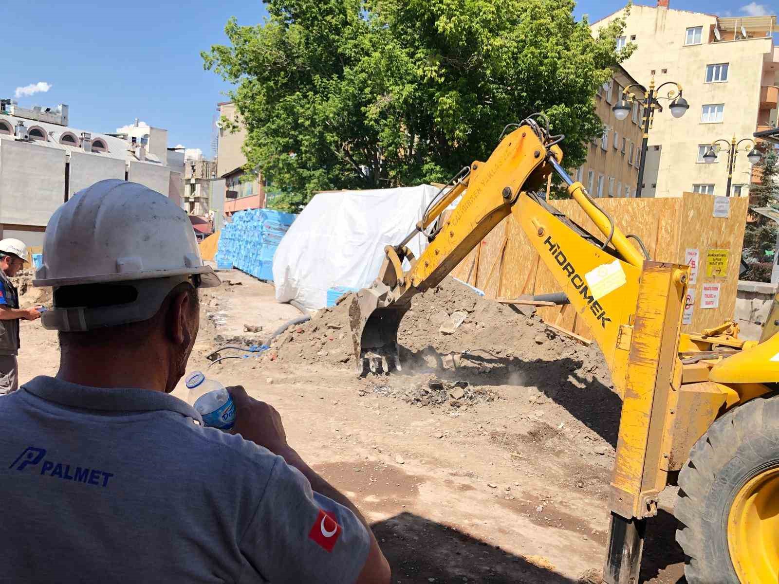 Doğalgaz borusu delindi, vatandaşlar büyük korku yaşadı