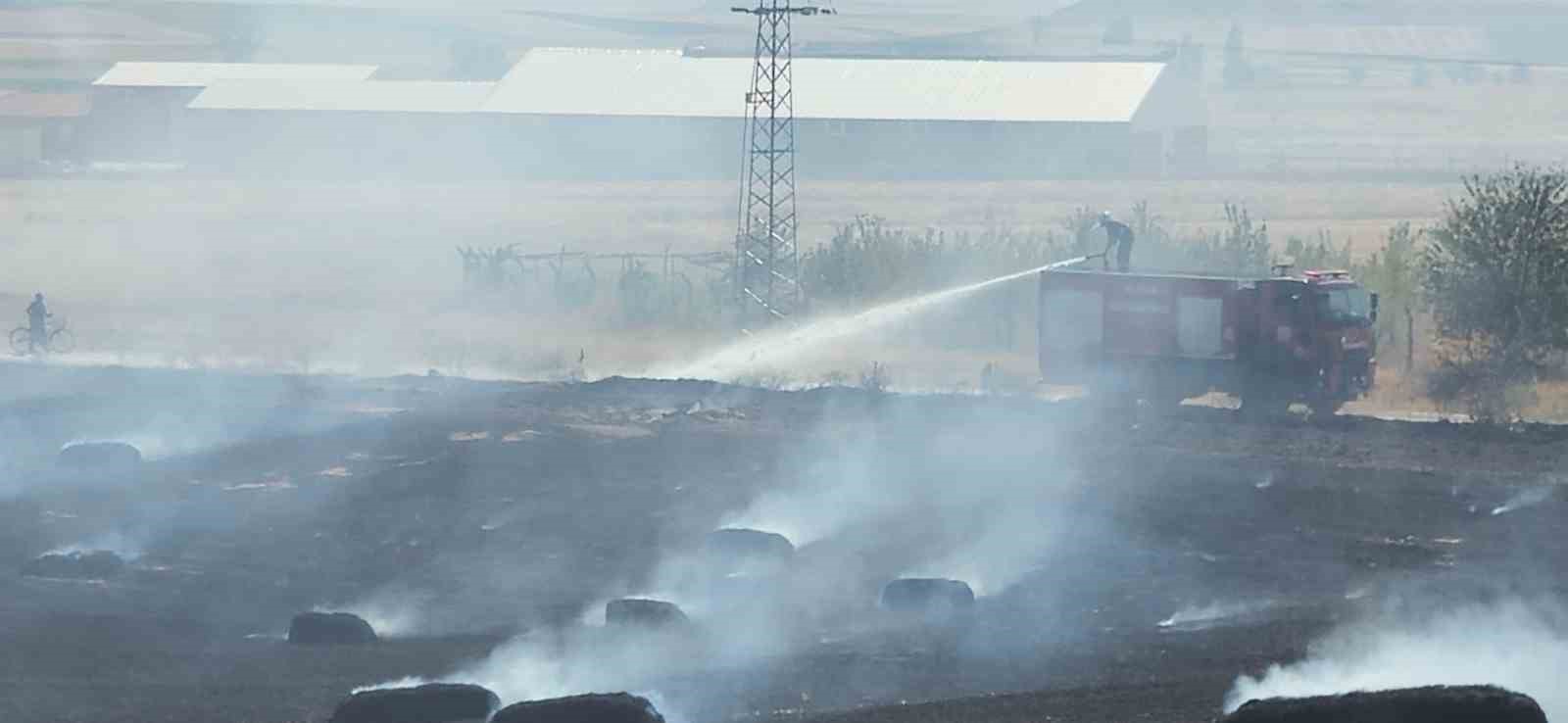 &Ccedil;orum&rsquo;da 150 balya ve 20 d&ouml;n&uuml;m tarla yanarak k&uuml;le d&ouml;nd&uuml;
