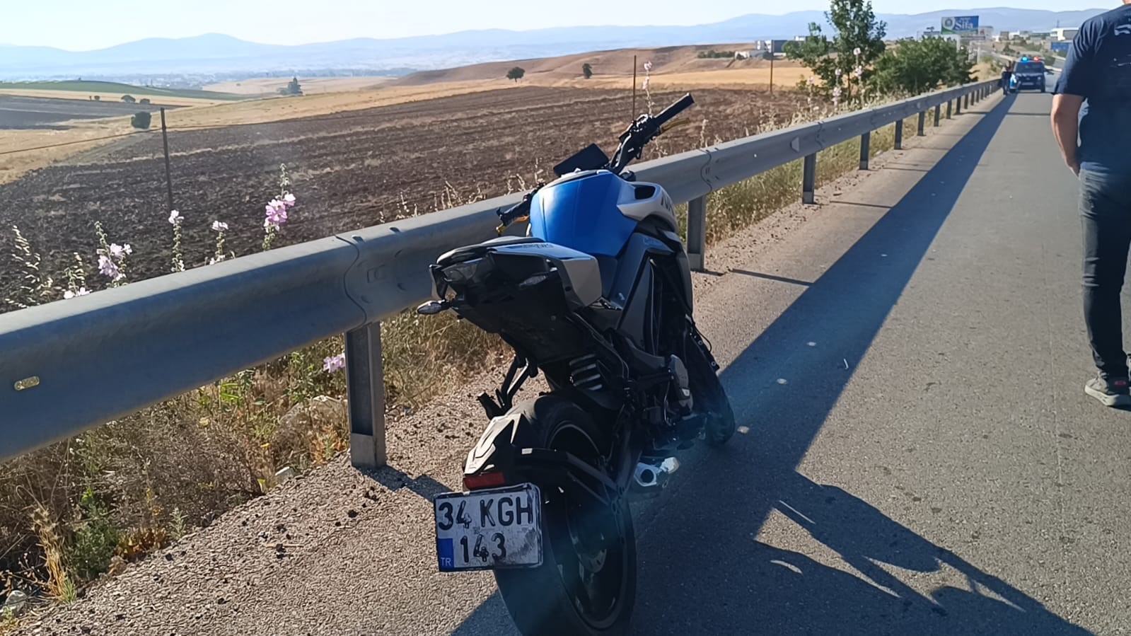 Bariyerlere &ccedil;arpıp 30 metre s&uuml;r&uuml;klenen motosikletin s&uuml;r&uuml;c&uuml;s&uuml; yaşamını yitirdi
