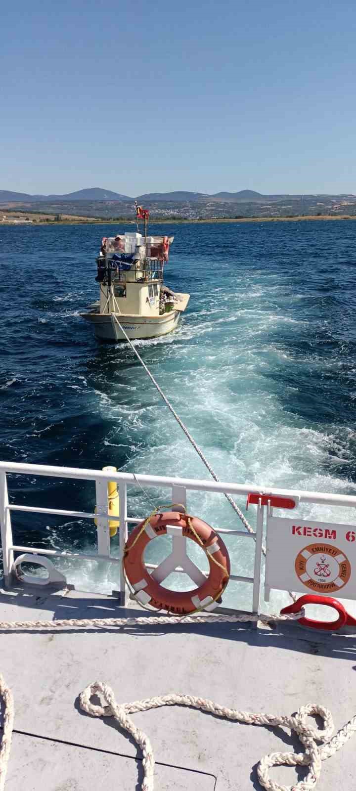 Çanakkale Boğazı’nda makine arızası yaparak sürüklenen tekne kurtarıldı