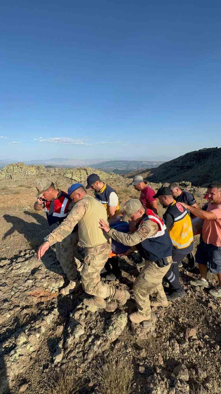 Tunceli’de kayalık alanda düşerek ayağını kıran vatandaş kurtarıldı