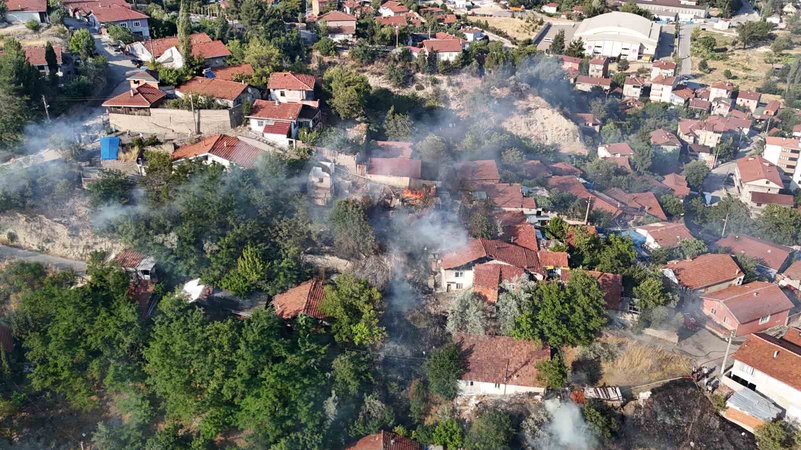 Otluk alanda çıkan yangında 4 ev zarar gördü