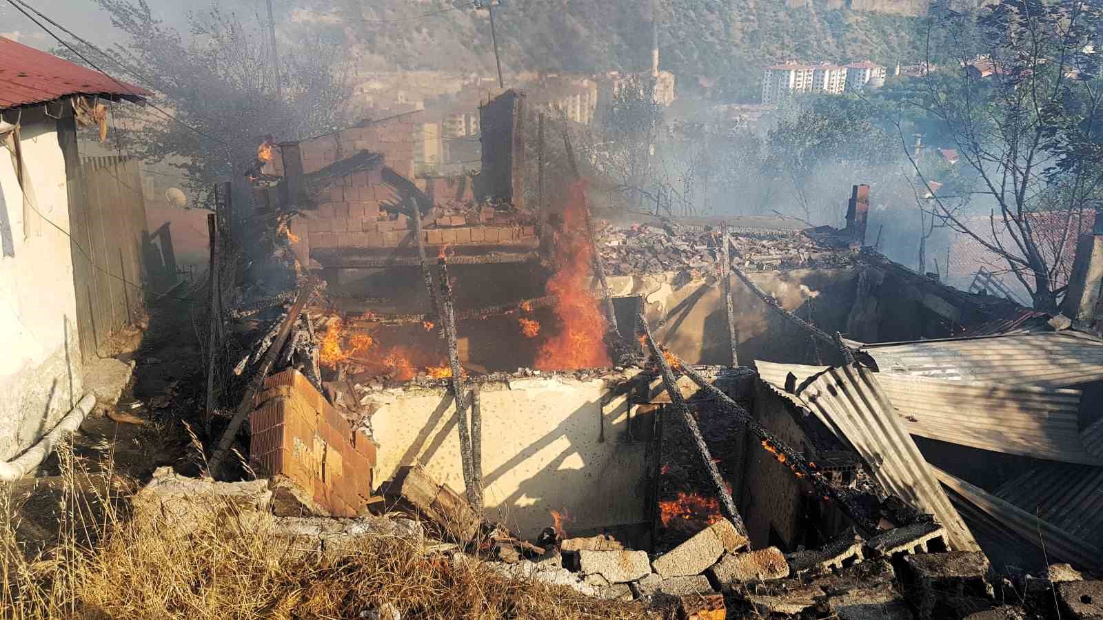 Otluk alanda çıkan yangında 4 ev zarar gördü