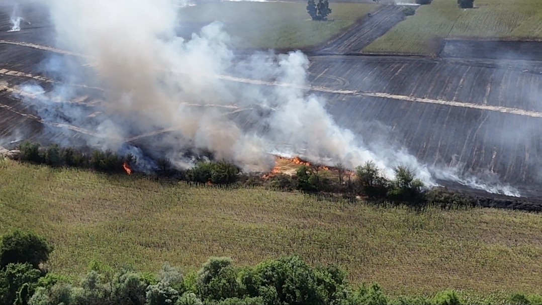 Kırklareli’de ağaçlık alana sıçraya anız yangını havadan ve karadan müdahaleyle söndürüldü
