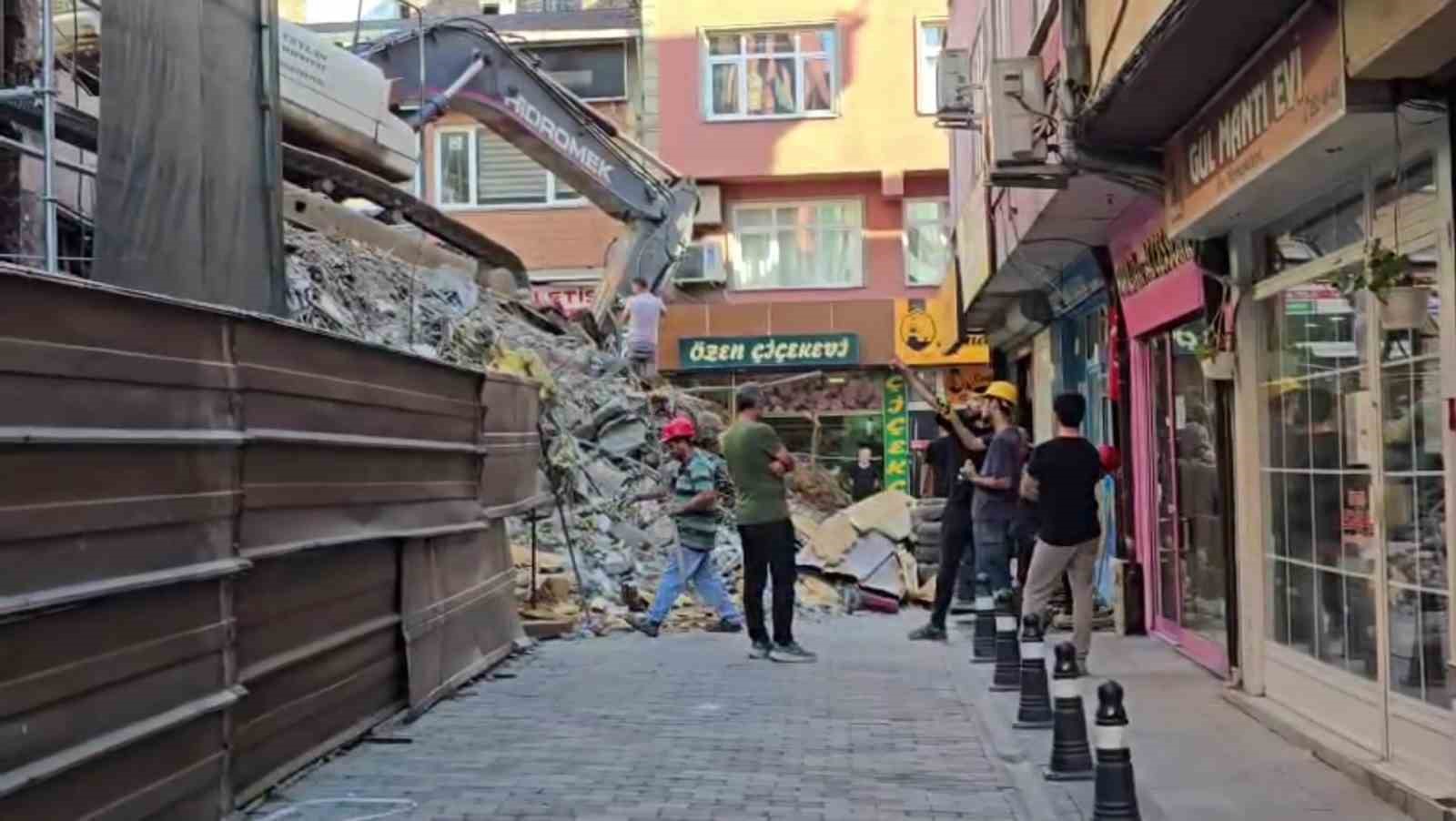 Zonguldak’ta yıkım sırasında molozlar yola döküldü