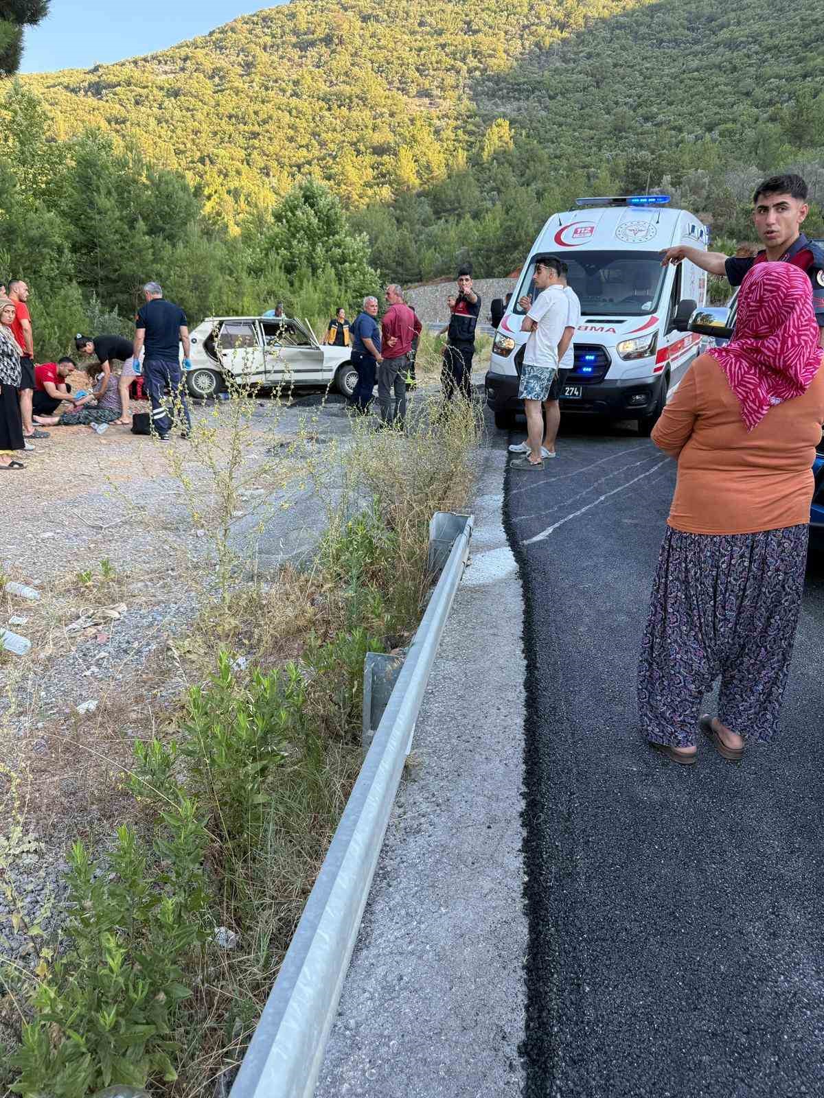 Savrulan Tofaş ara&ccedil; takla attı: 2&rsquo;si &ccedil;ocuk 5 yaralı
