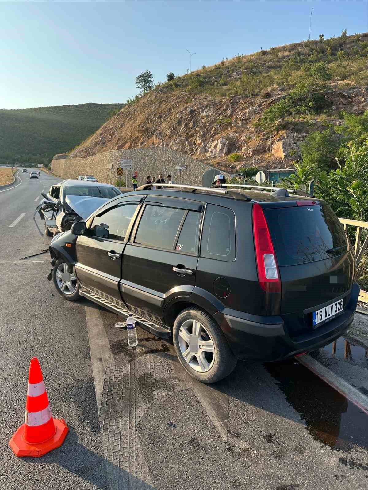 Bursa&rsquo;da iki otomobil &ccedil;arpıştı: 1&rsquo;i ağır 4 yaralı
