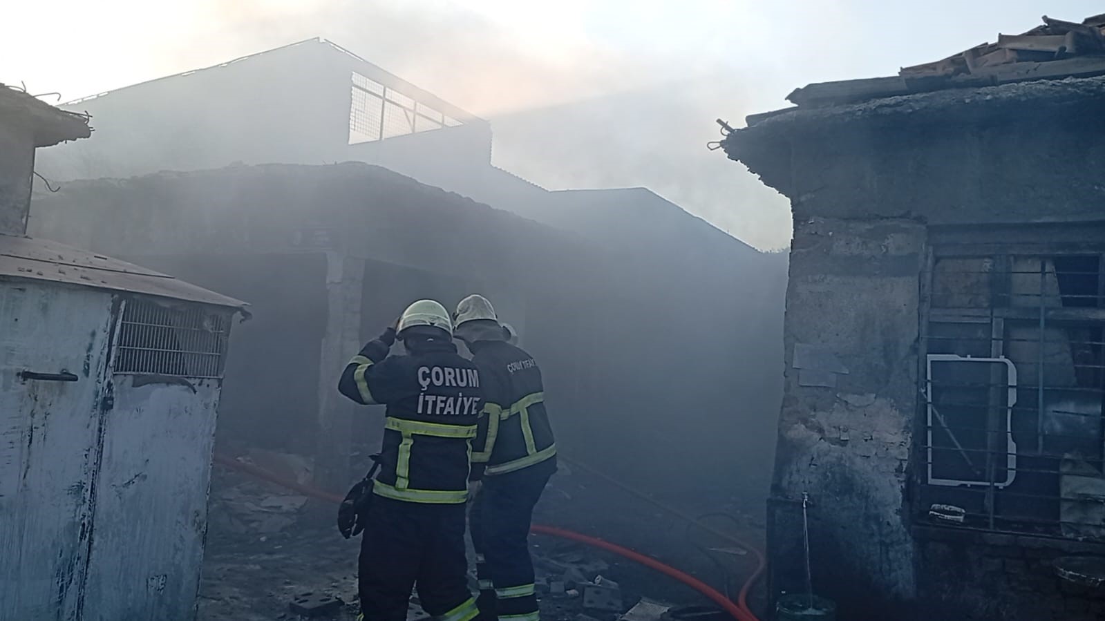 Metruk iş yerinde korkutan yangın
